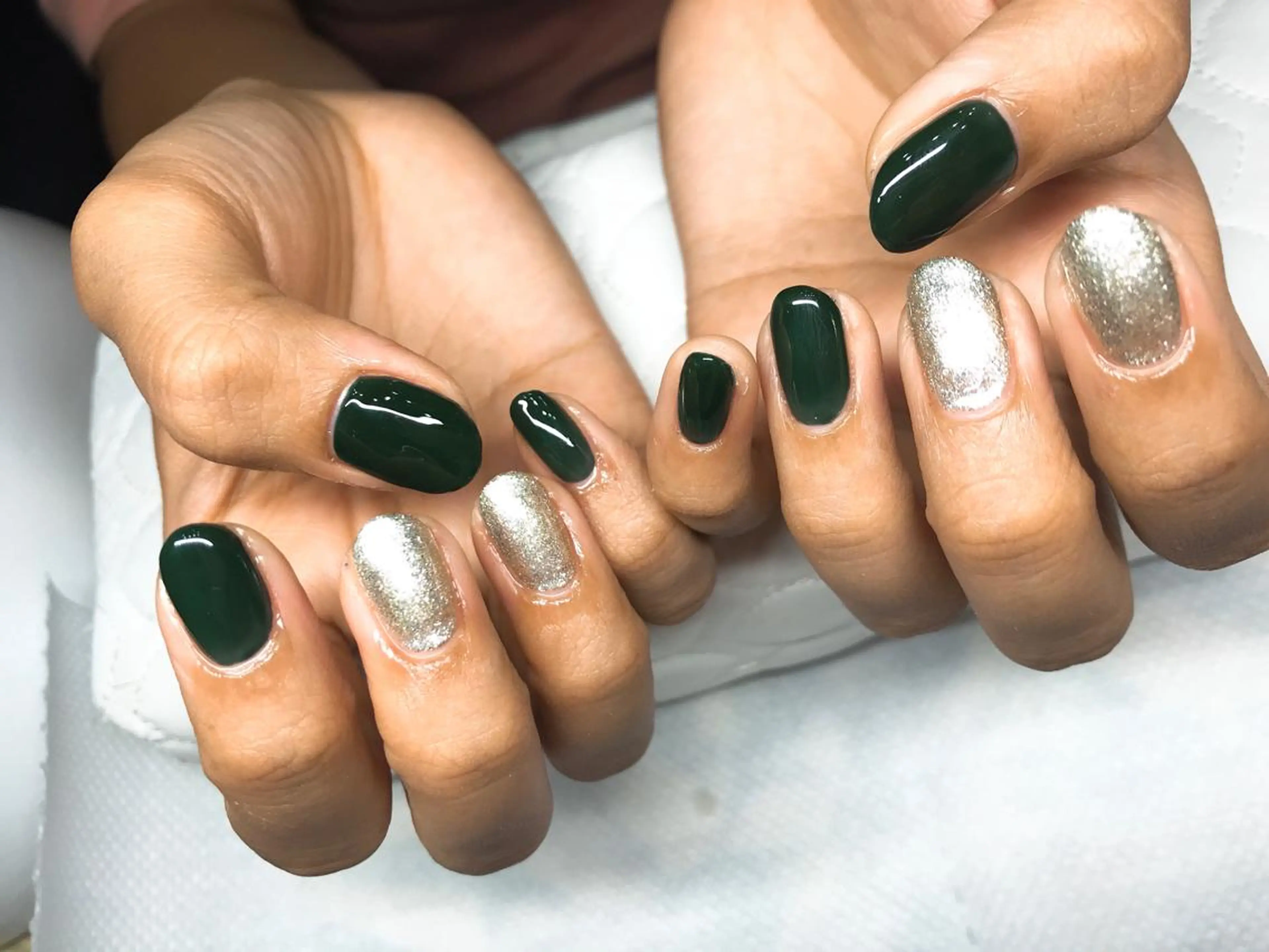 ネイル グリーン ワンカラーネイル シルバー ガールネイルサロン所属・ガール ネイルサロンのネイルデザイン