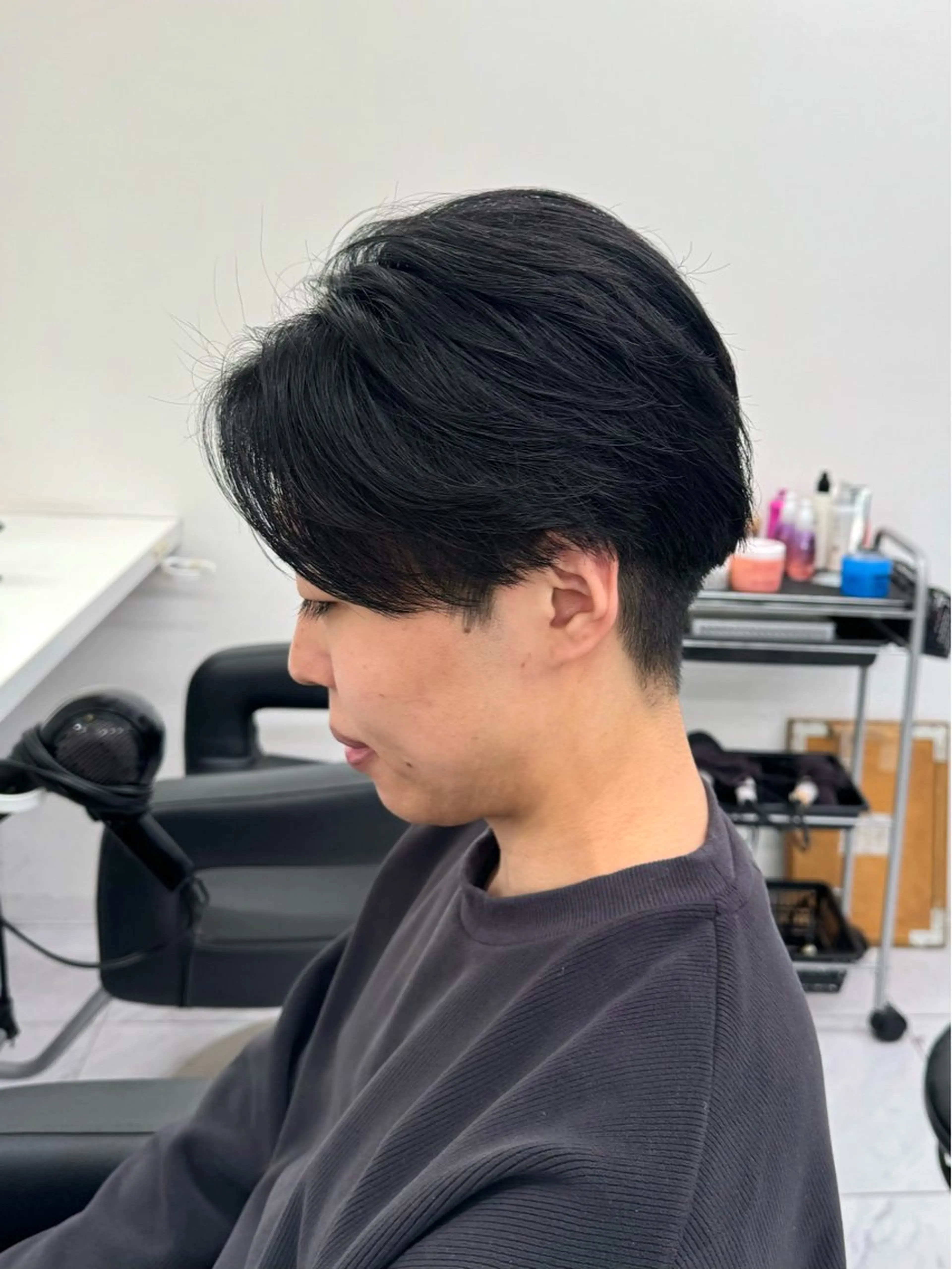 ミディアム パーマ ヘアアレンジ メンズ ミディアムパーマ フェザーパーマ メンズパーマ ニュアンスパーマ カット パーマ トリートメント ヘッドスパ ヘアセット 顔まわりカット の達人のヘアスタイル