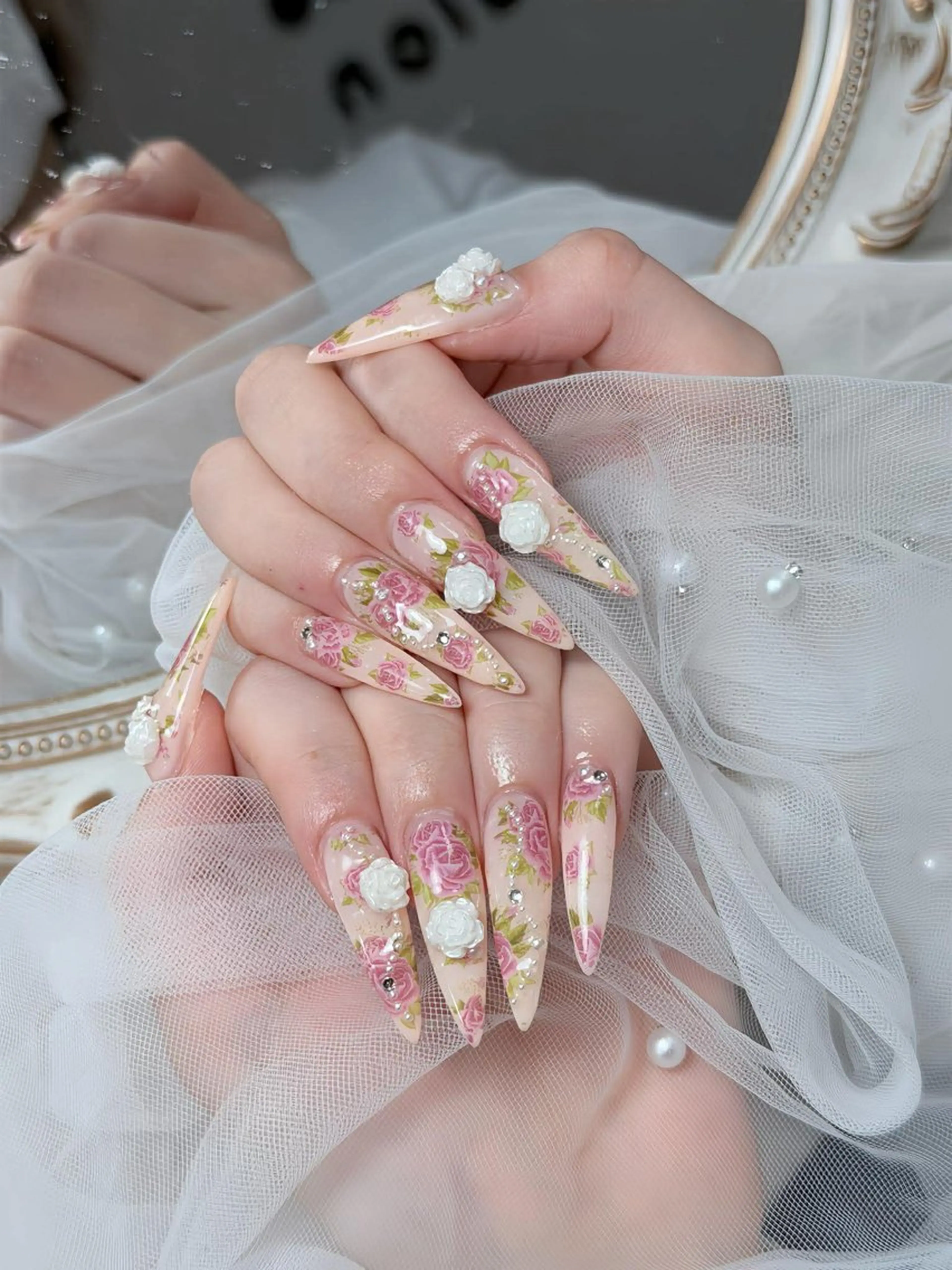 ネイル チークネイル ドット フレンチネイル グラデーション ハート ハンドネイル ハンドケア Eli Nails 新宿のネイルデザイン