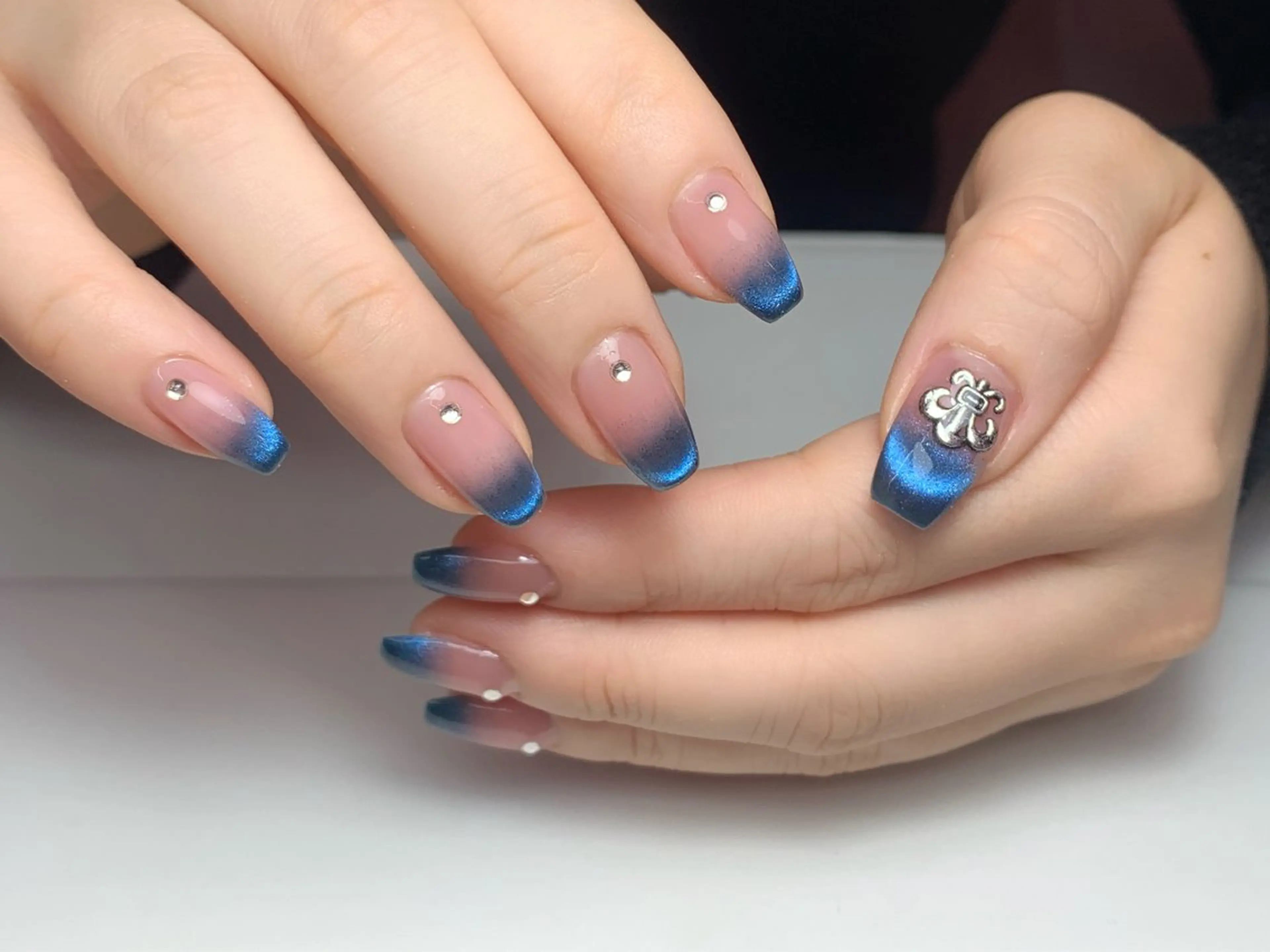 ネイル ブルー フレンチネイル グラデーション マグネットネイル マグネットフレンチ DarkHoney 池袋店のネイルデザイン