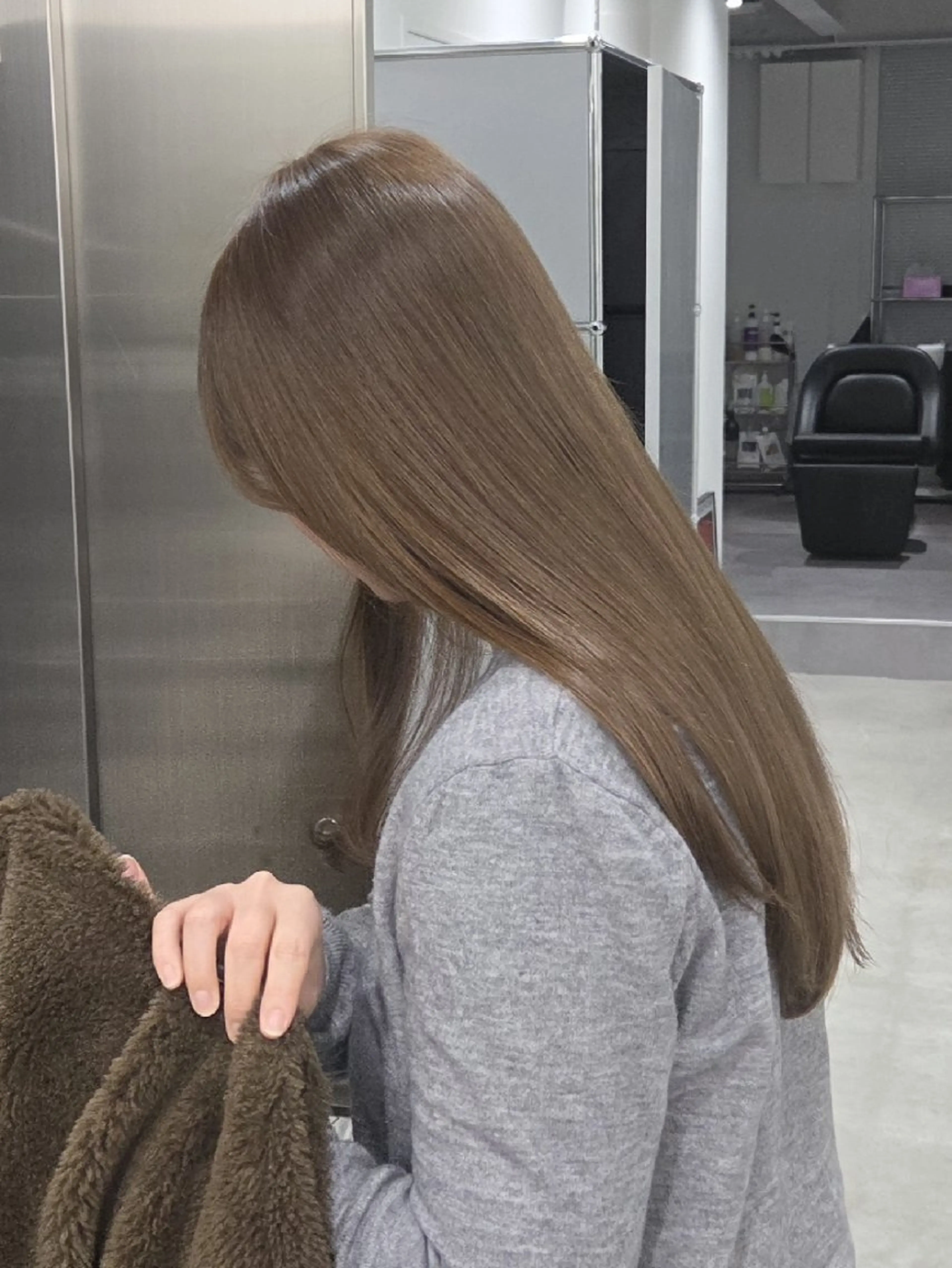 カラー ロング 透明感カラー グレージュ レイヤーカット ロング カット ヘアカラー トリートメント ill 天神大名所属・YOKUTO 前下りボブ/レイヤーのヘアスタイル
