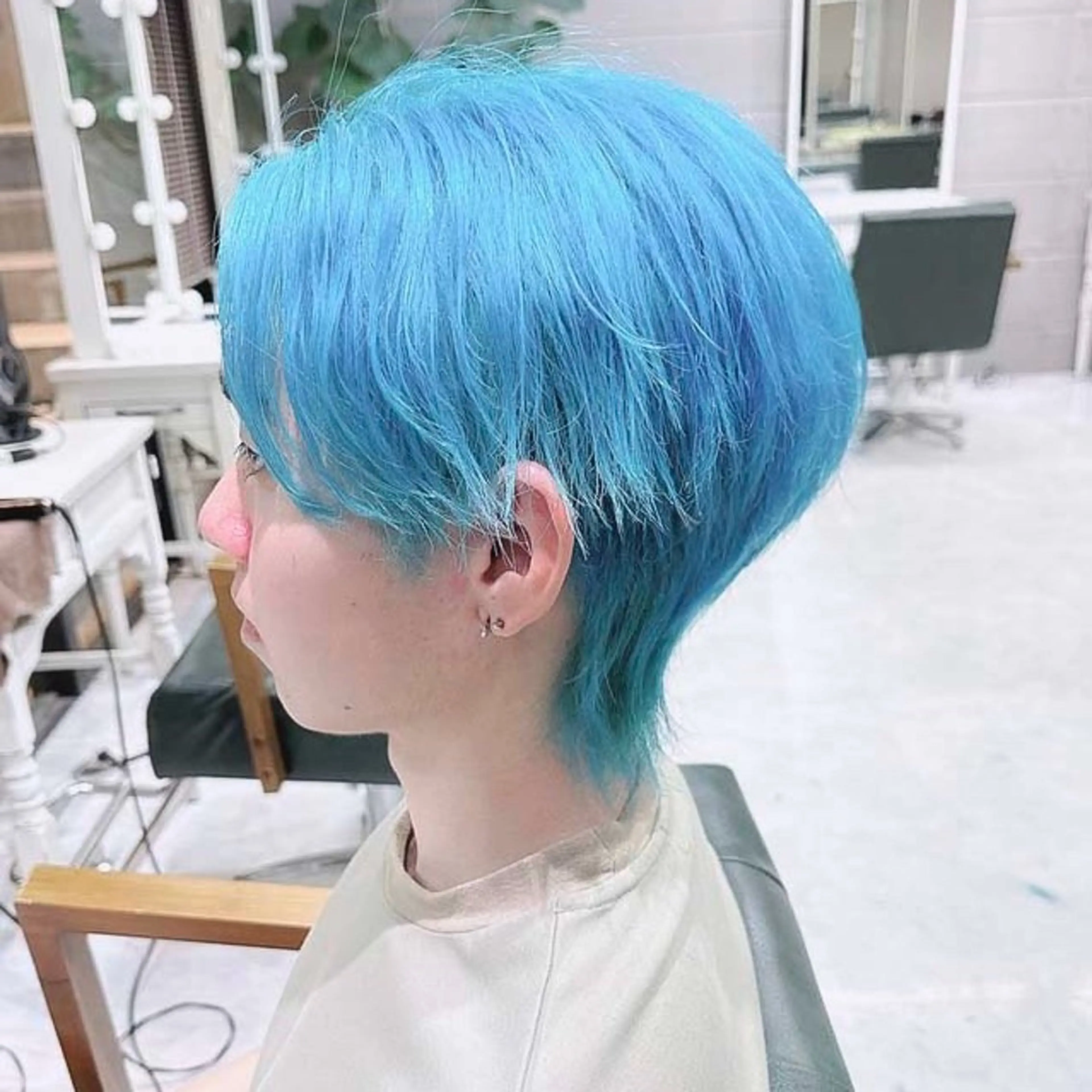 ショート カラー アクアカラー ブリーチ ブルーカラー デザインカラー ハイトーンカラー ヘアカラー トリートメント ヘアセット DAYS Men’sのヘアスタイル