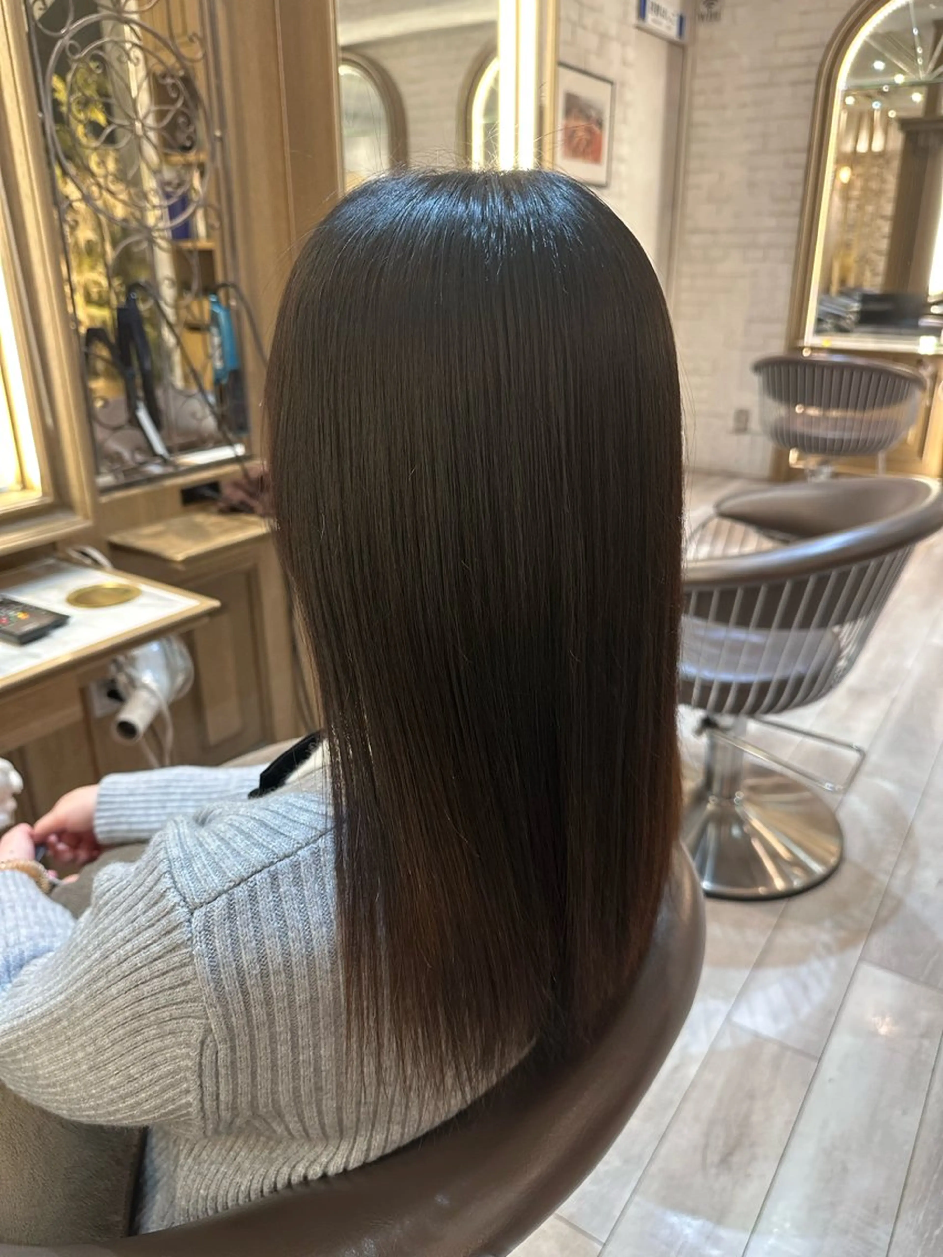 セミロング 縮毛矯正 クロエ新宿所属・鈴木 健心のヘアスタイル