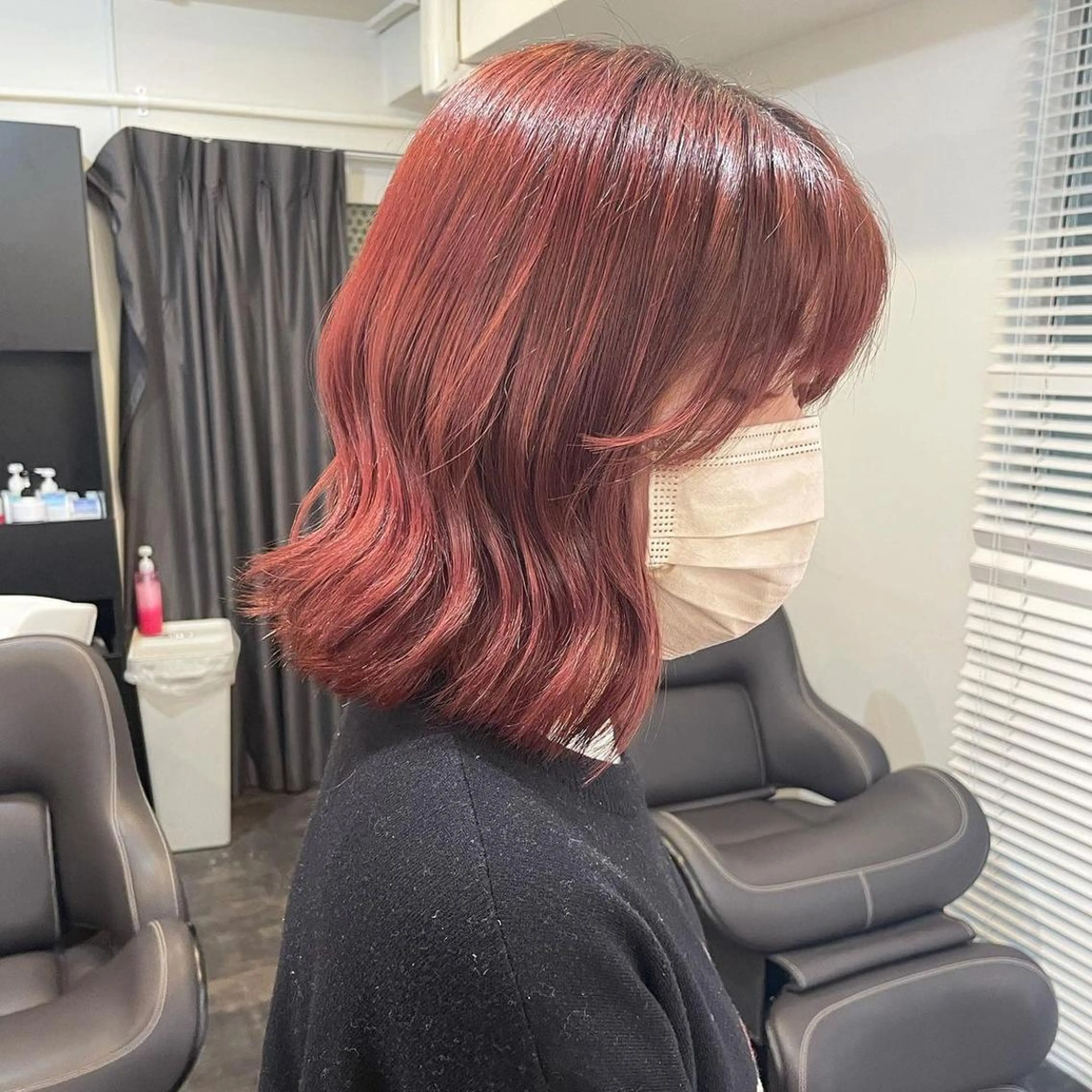 ショート カラー ベージュカラー 黒髪 ブリーチ ブルーカラー ブルーブラック 髪質改善 Noe心斎橋店のヘアスタイル