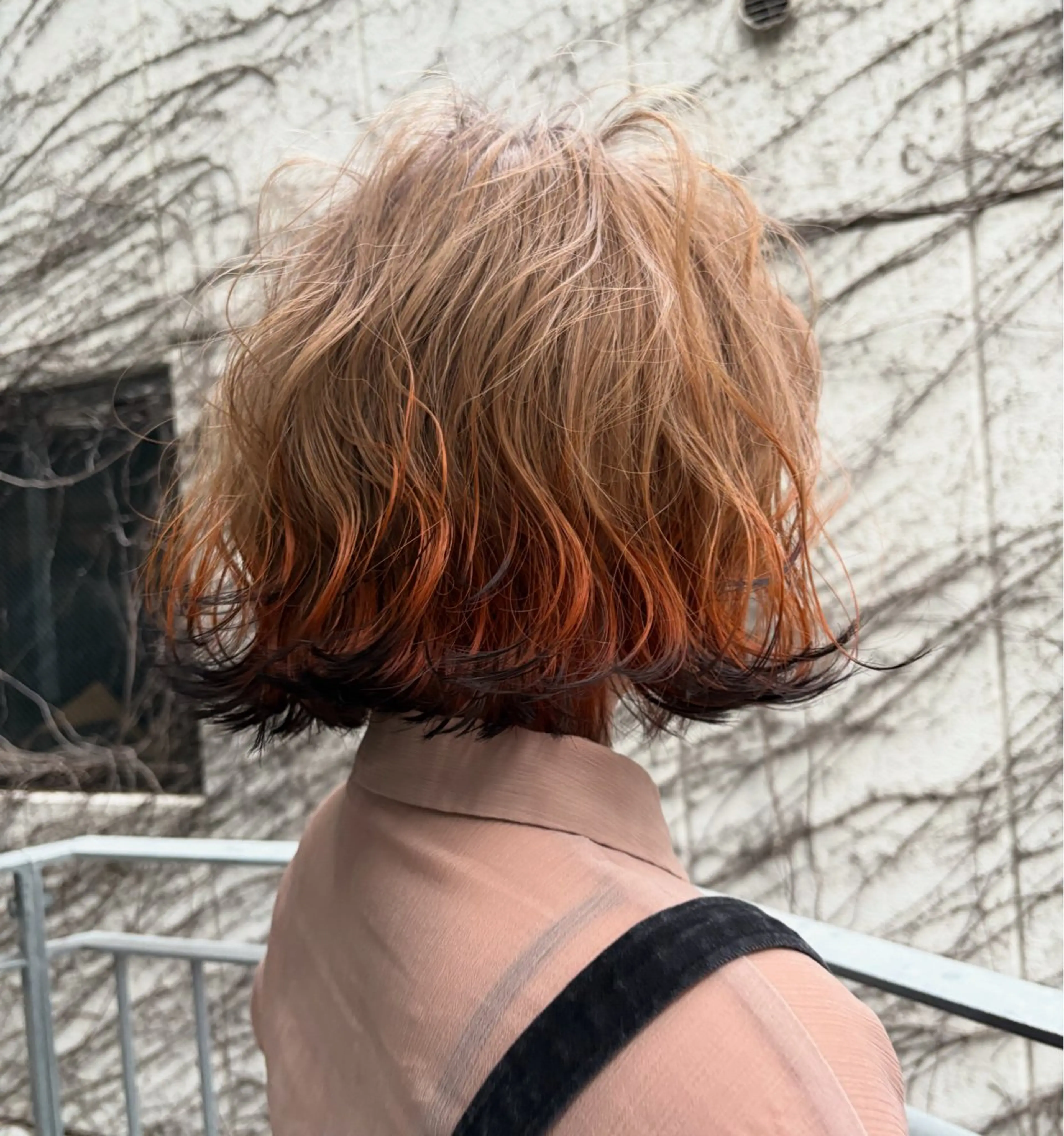 ショート カラー ベージュカラー ブリーチ 抜きっぱなしブロンド ブロンド ケアブリーチ カット ヘアカラー トリートメント rilas博多所属・博多JYUI/ウルフ ハイトーン/デザインのヘアスタイル