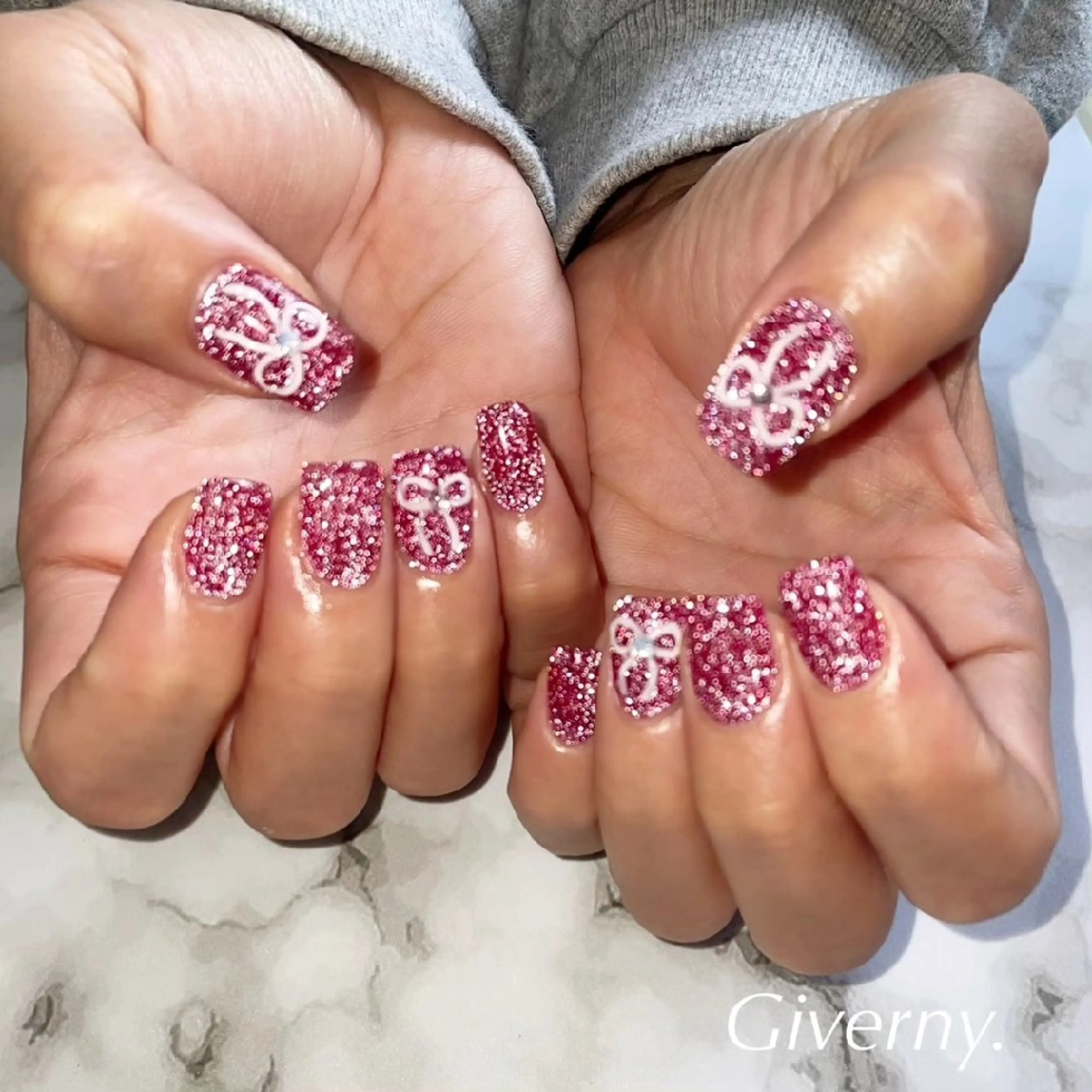 ネイル フラッシュネイル リボン 冬ネイル ハンドネイル Giverny .のネイルデザイン