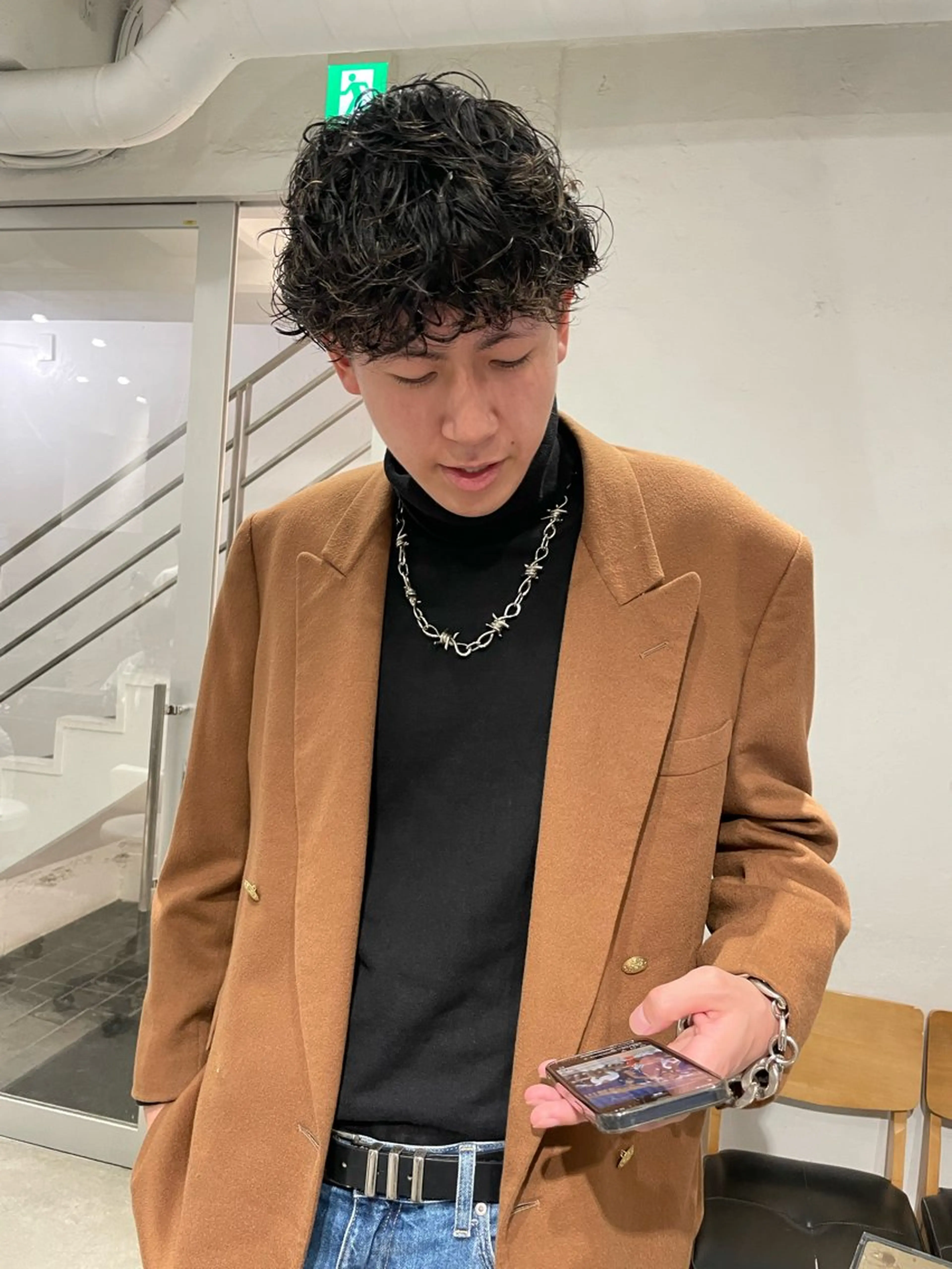 ショート パーマ メンズ メンズブリーチ センターパート メンズハイライト メンズハイトーン メンズインナーカラー カット パーマ トリートメント スパイラルパーマ 🌐hina⭐️のヘアスタイル