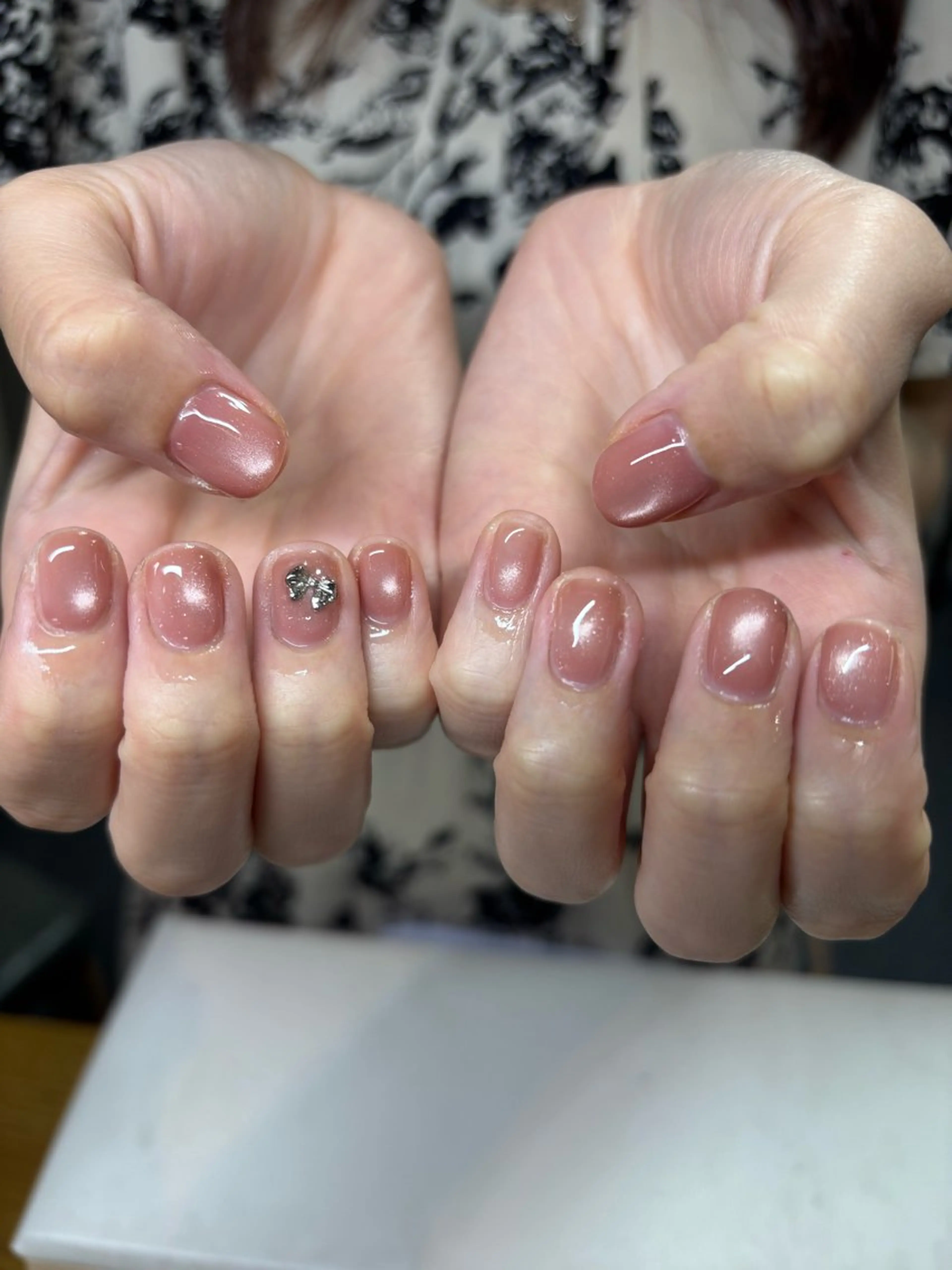 ネイル 氷ネイル・うるうるネイル キラキラネイル マグネットネイル ピンク ハンドネイル ハンドケア 🎀NAIL🎀 AI🪄︎︎◝✩のネイルデザイン