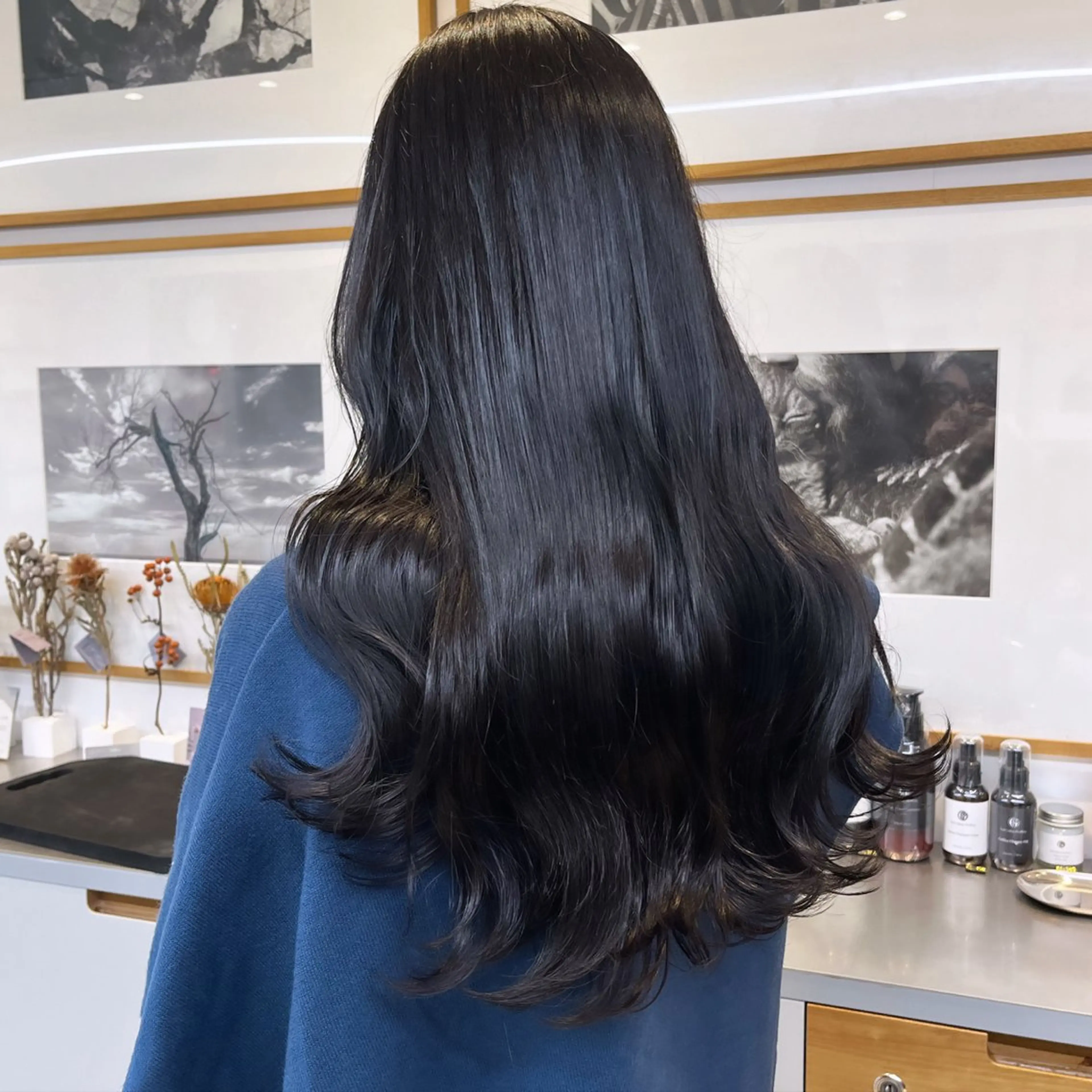 ロング カラー 黒髪 ブルーカラー ブルーブラック グレーブラック ナチュラルブラック ヘアカラー トリートメント ヘッドスパ ヘアセット カジュアルを女っぽく 𝗮𝘆𝗮𝗰𝗼のヘアスタイル