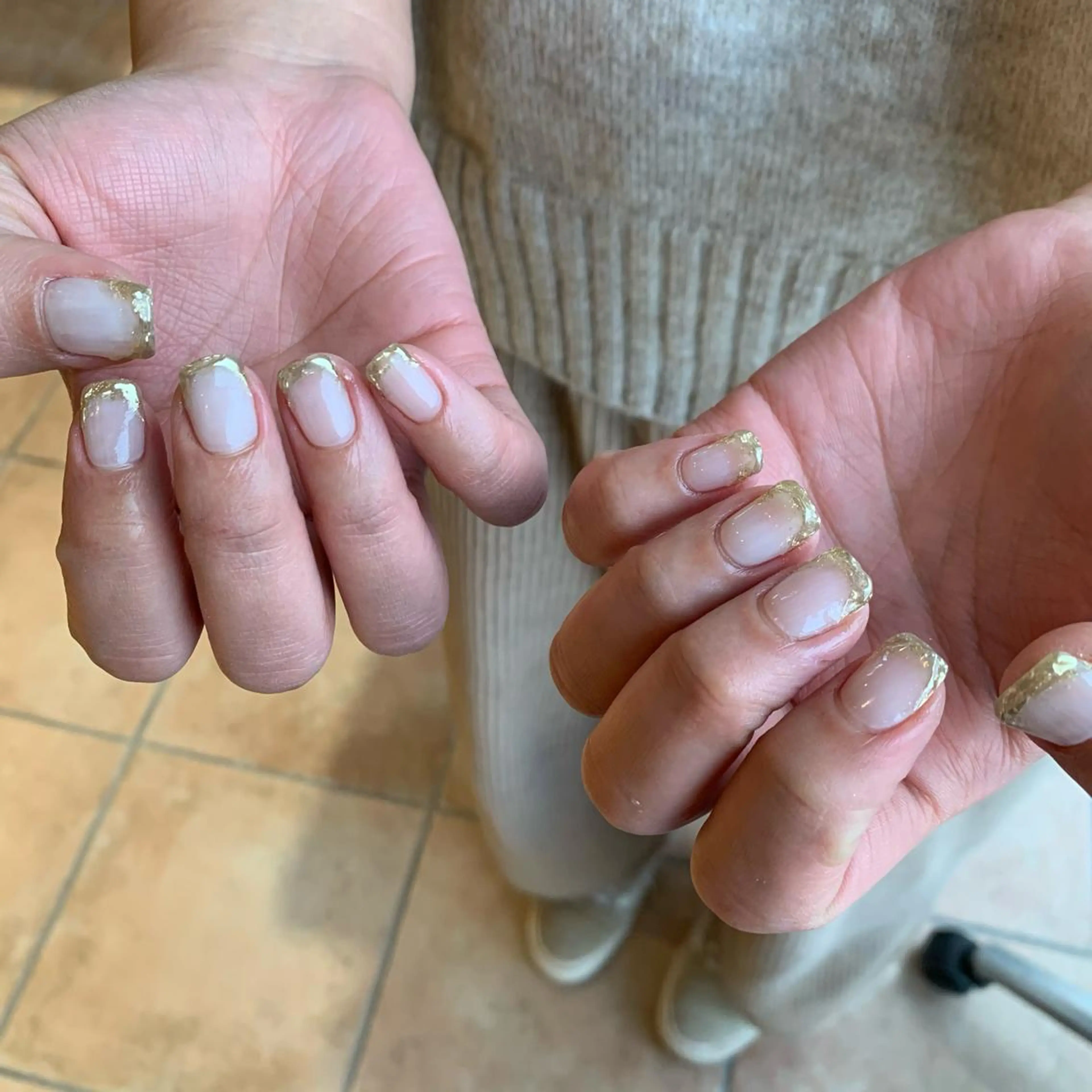 ネイル ゴールド ホワイト ハンドネイル 佐藤 穂乃香のネイルデザイン
