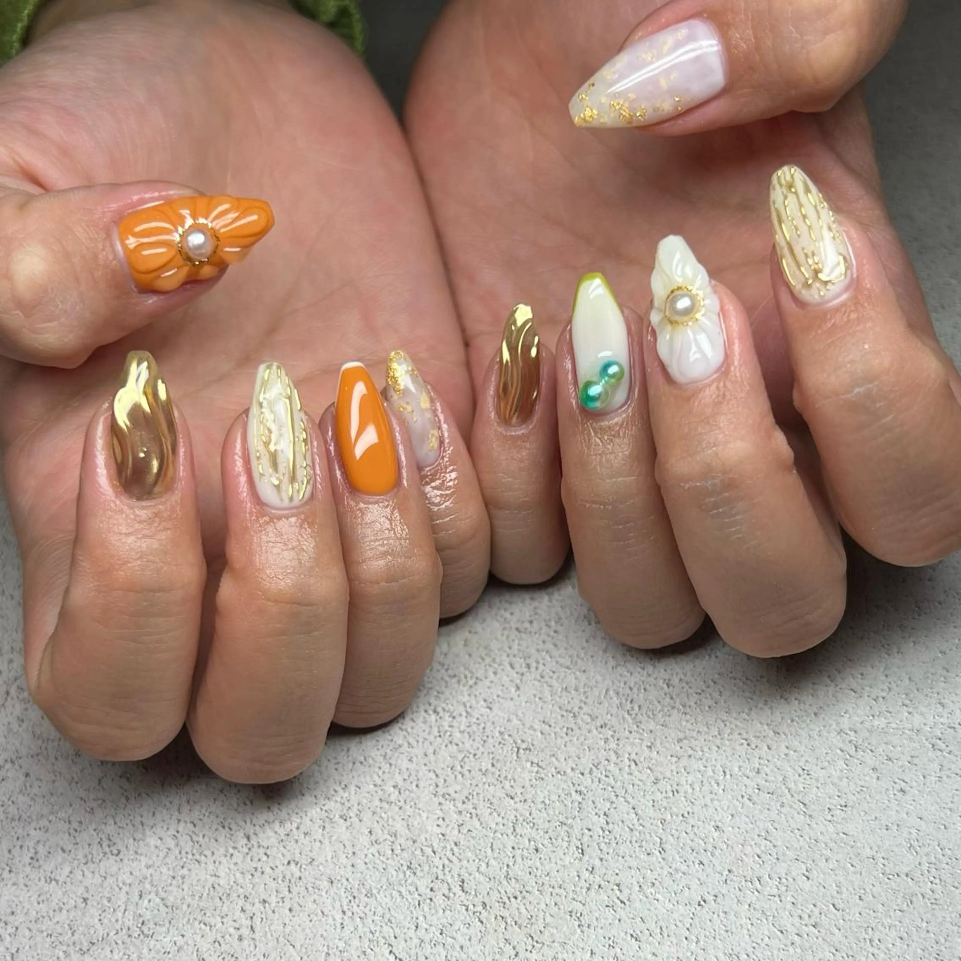 ネイル ゴールド グリーン オレンジ ハンドネイル 𝐫𝐚𝐢 𝐧𝐚𝐢𝐥の眉毛・アイブロウイメージ