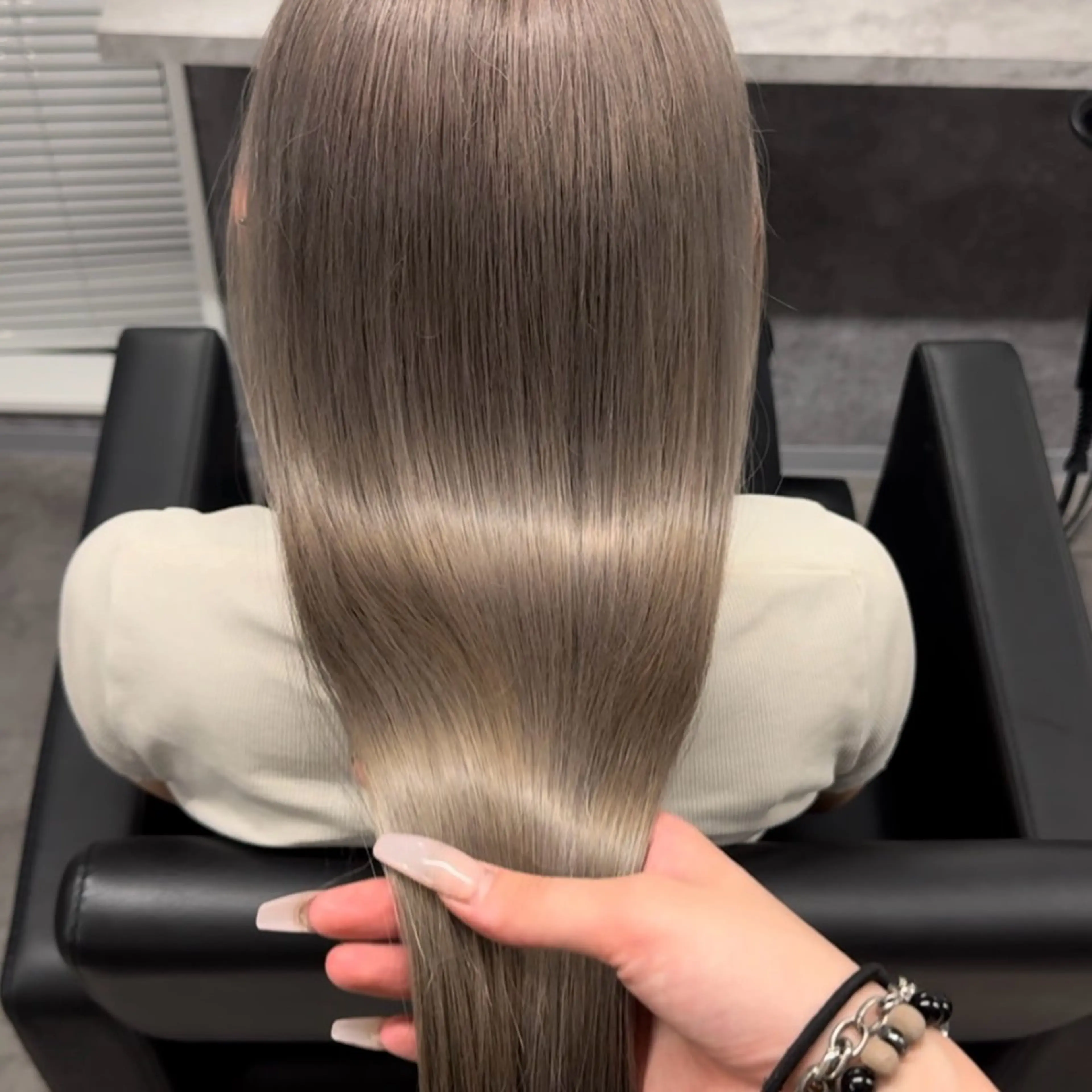 ロング ヘアカラー トリートメント 透明感/ 艶ハイトーン/梨桜のヘアスタイル