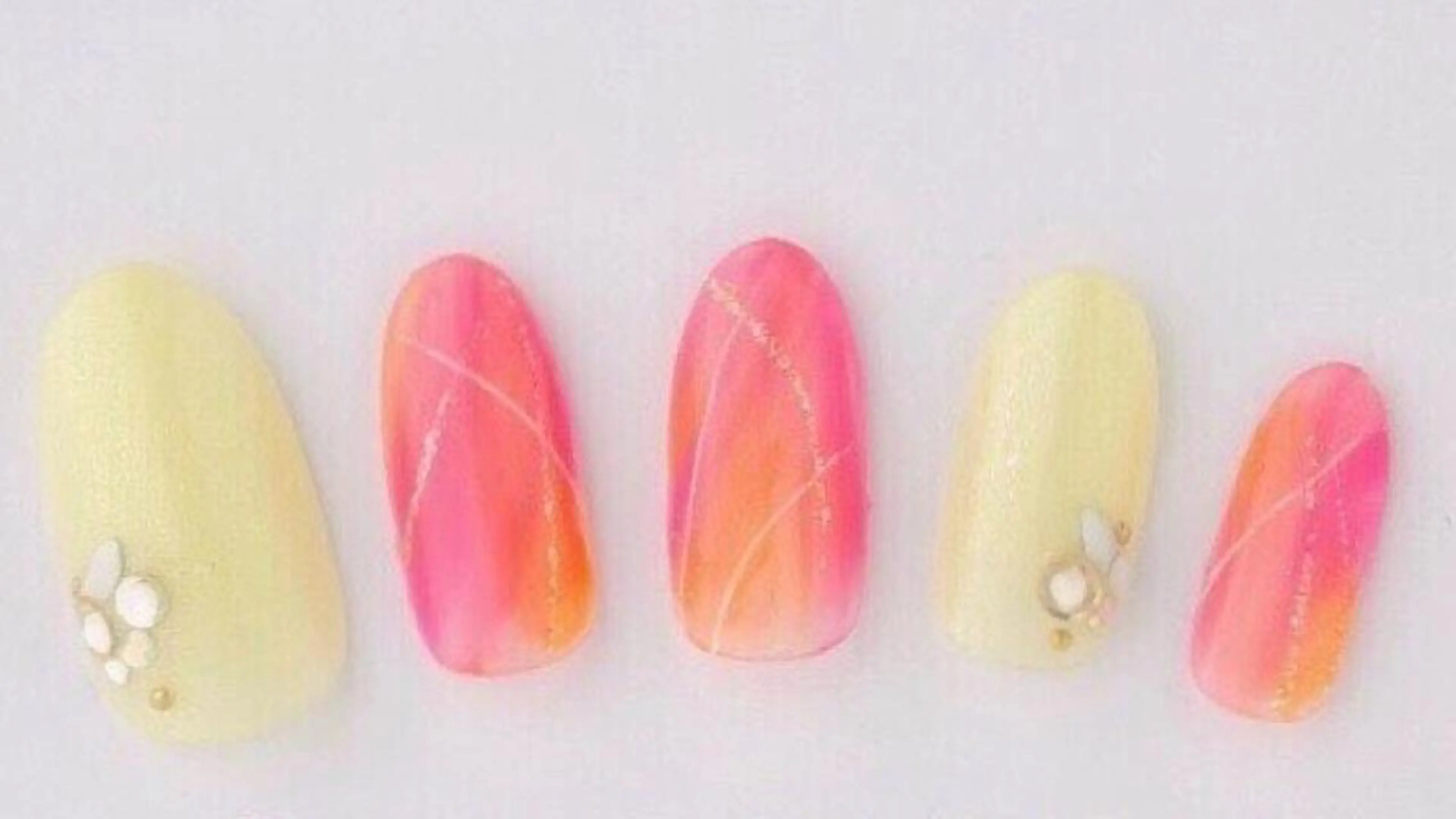 ネイル サロンR所属・岡田 美保のネイルデザイン