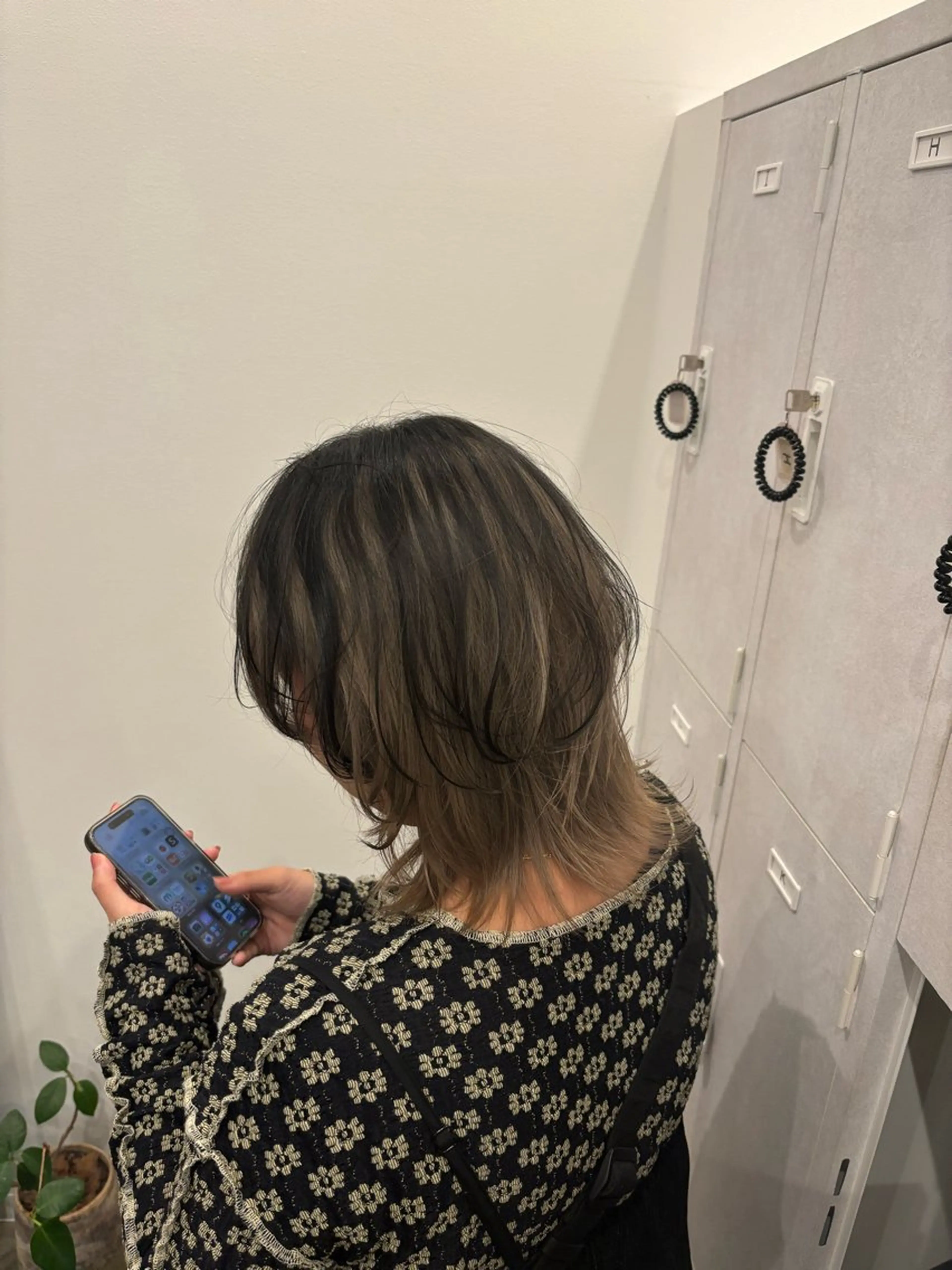 ロング カラー ベージュカラー ブリーチ ウルフカット 佐藤 優里のヘアスタイル