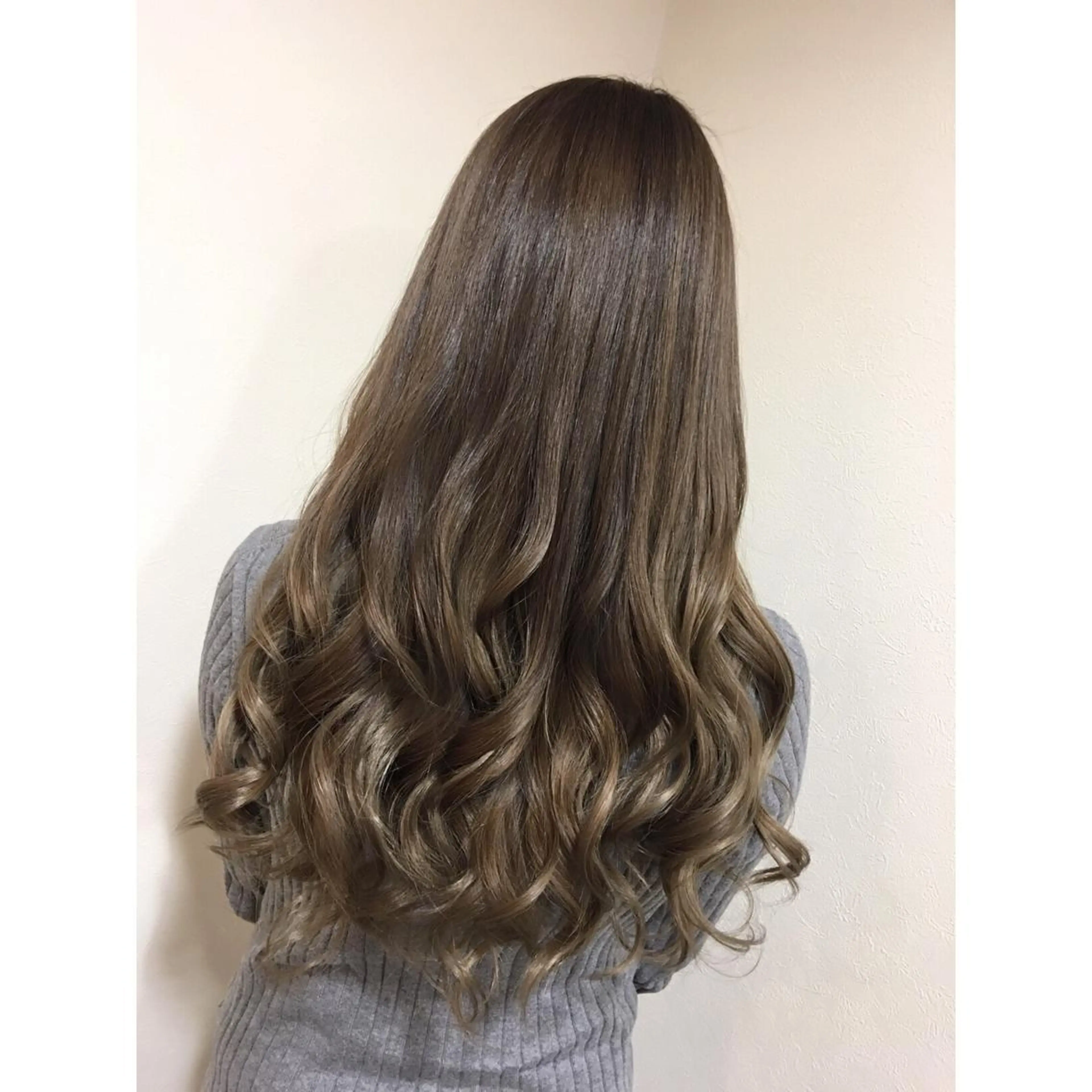 ロング ハイライト ヤマグチ ヒカルのヘアスタイル
