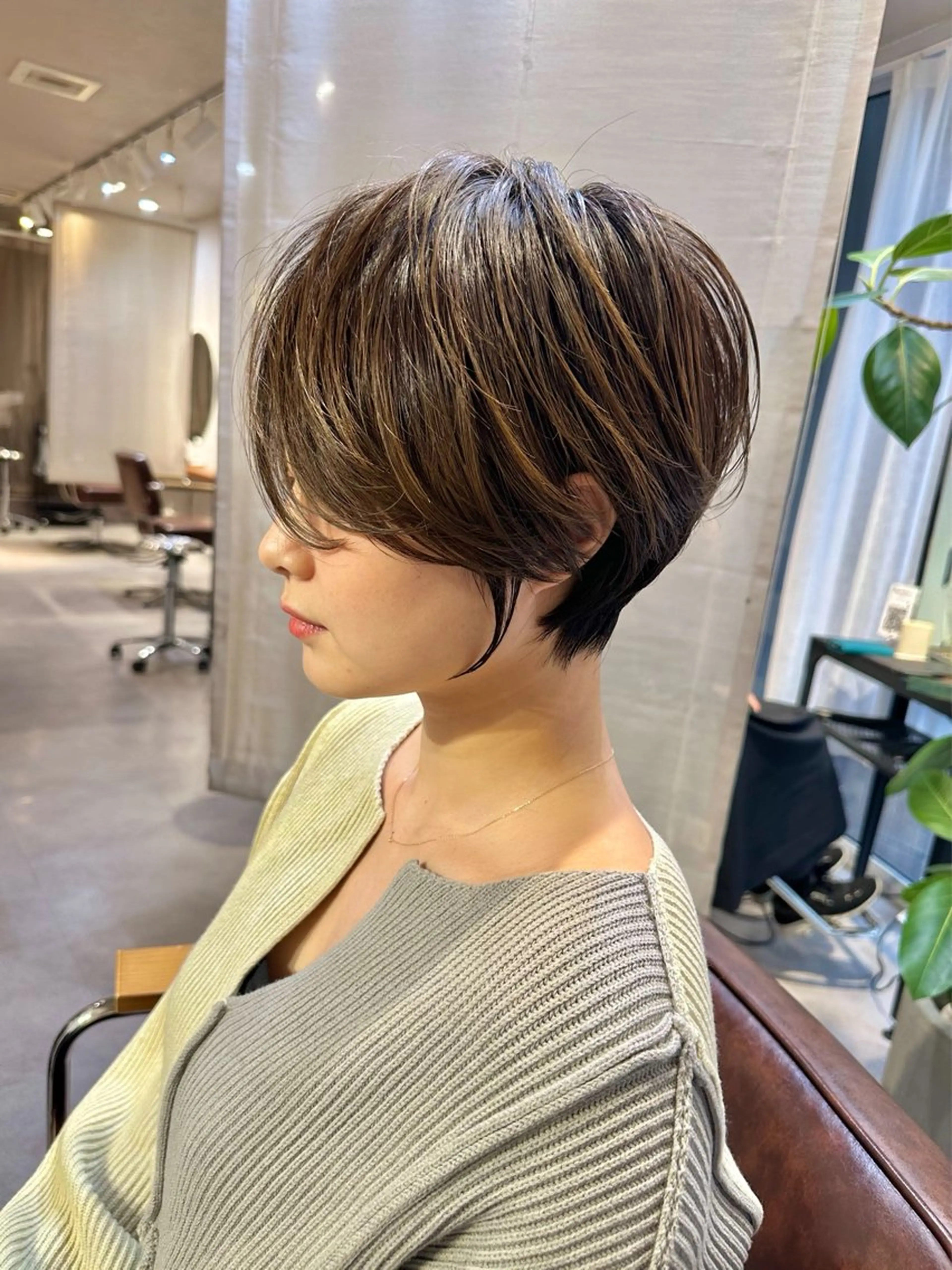 ショートヘア+脱白髪染めハイライト+トリートメントの写真