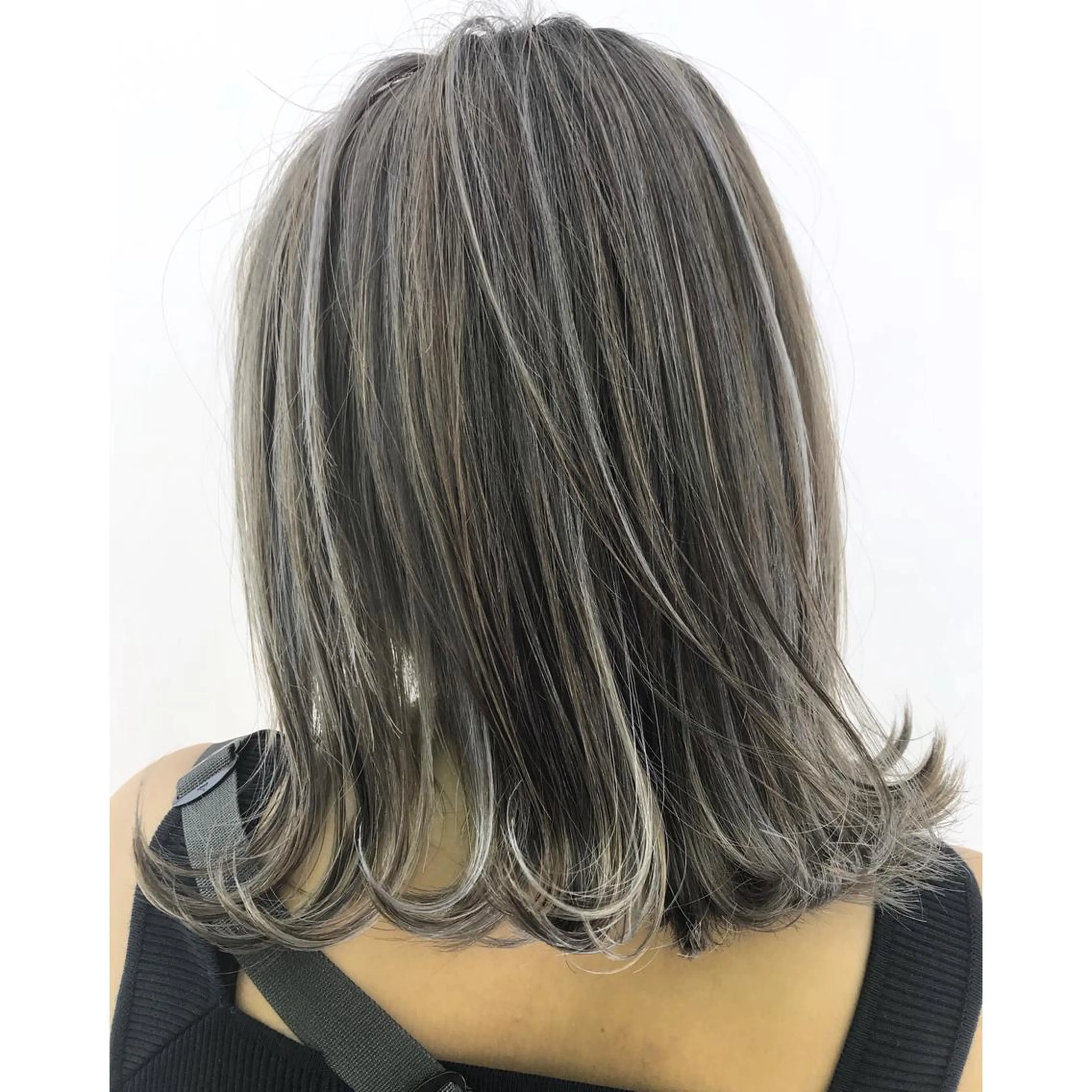 セミロング ヘアカラー シアーベージュニスト 🥣大石亜里紗のヘアスタイル