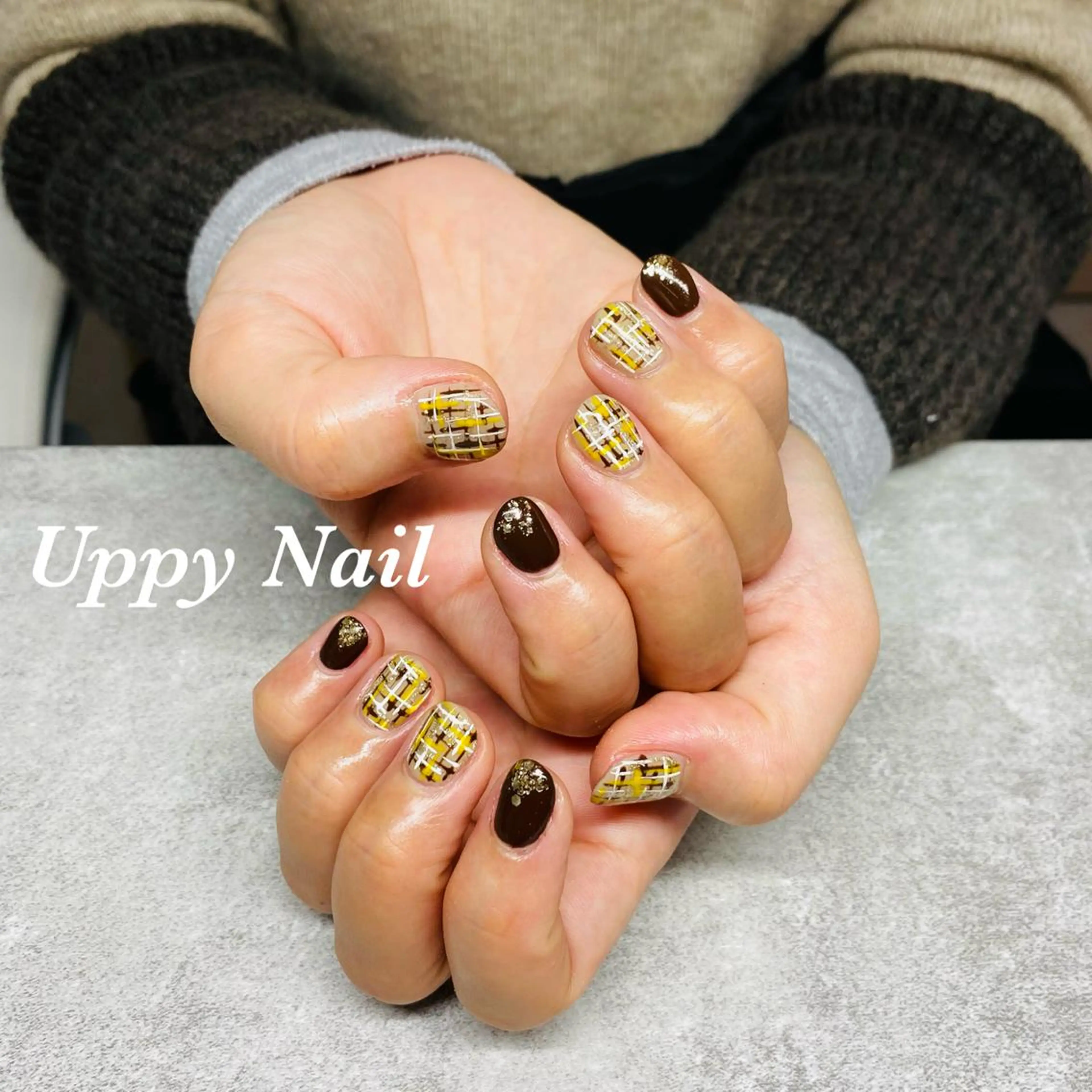 ネイル ブラウン ゴールド ツイードネイル ホワイト 黄色 ハンドネイル Uppy Nail ukyoのネイルデザイン