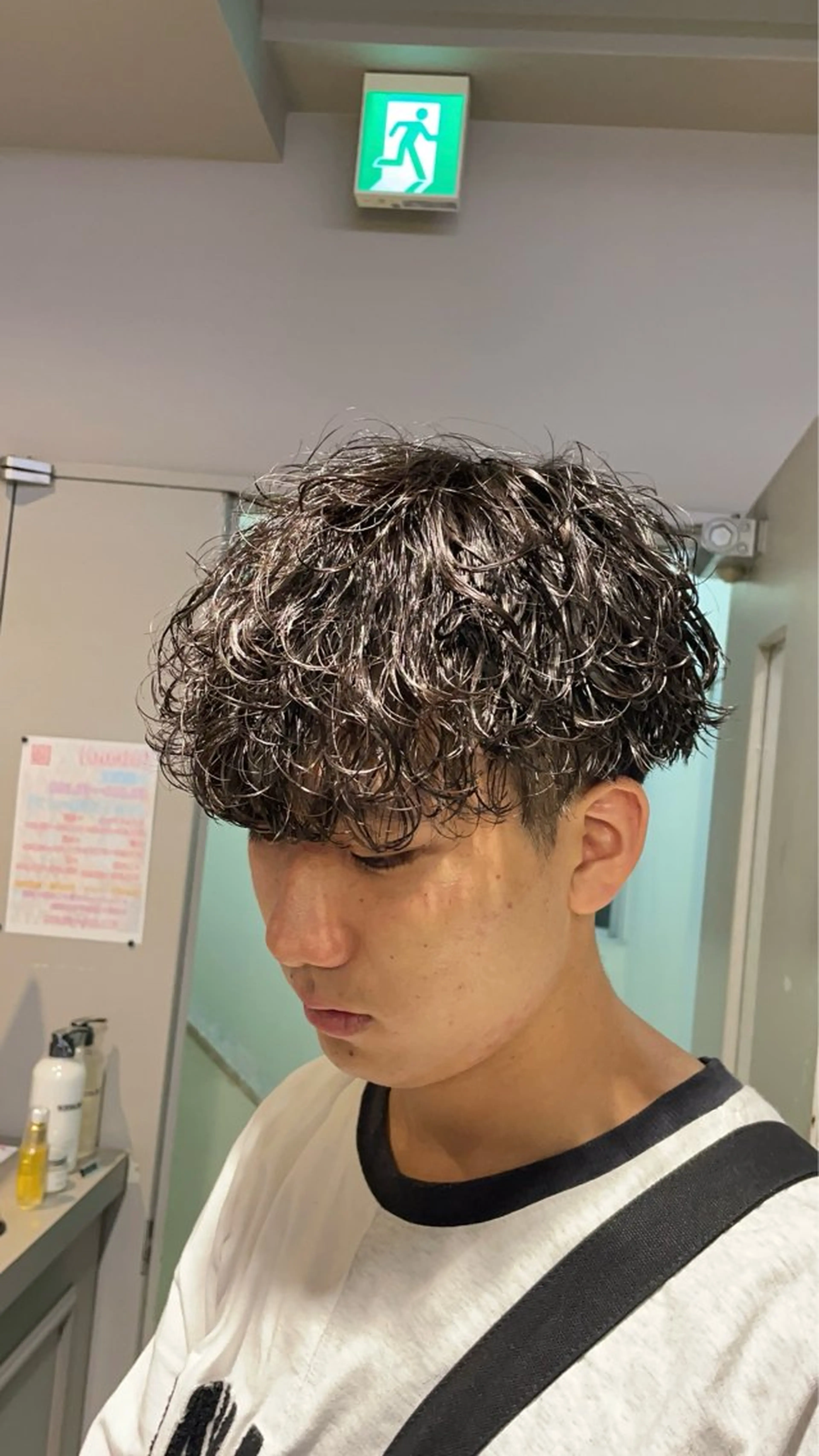ミディアム パーマ ヘアアレンジ メンズ ミディアムパーマ メンズパーマ 波巻きパーマ 顔まわりカット の達人のヘアスタイル