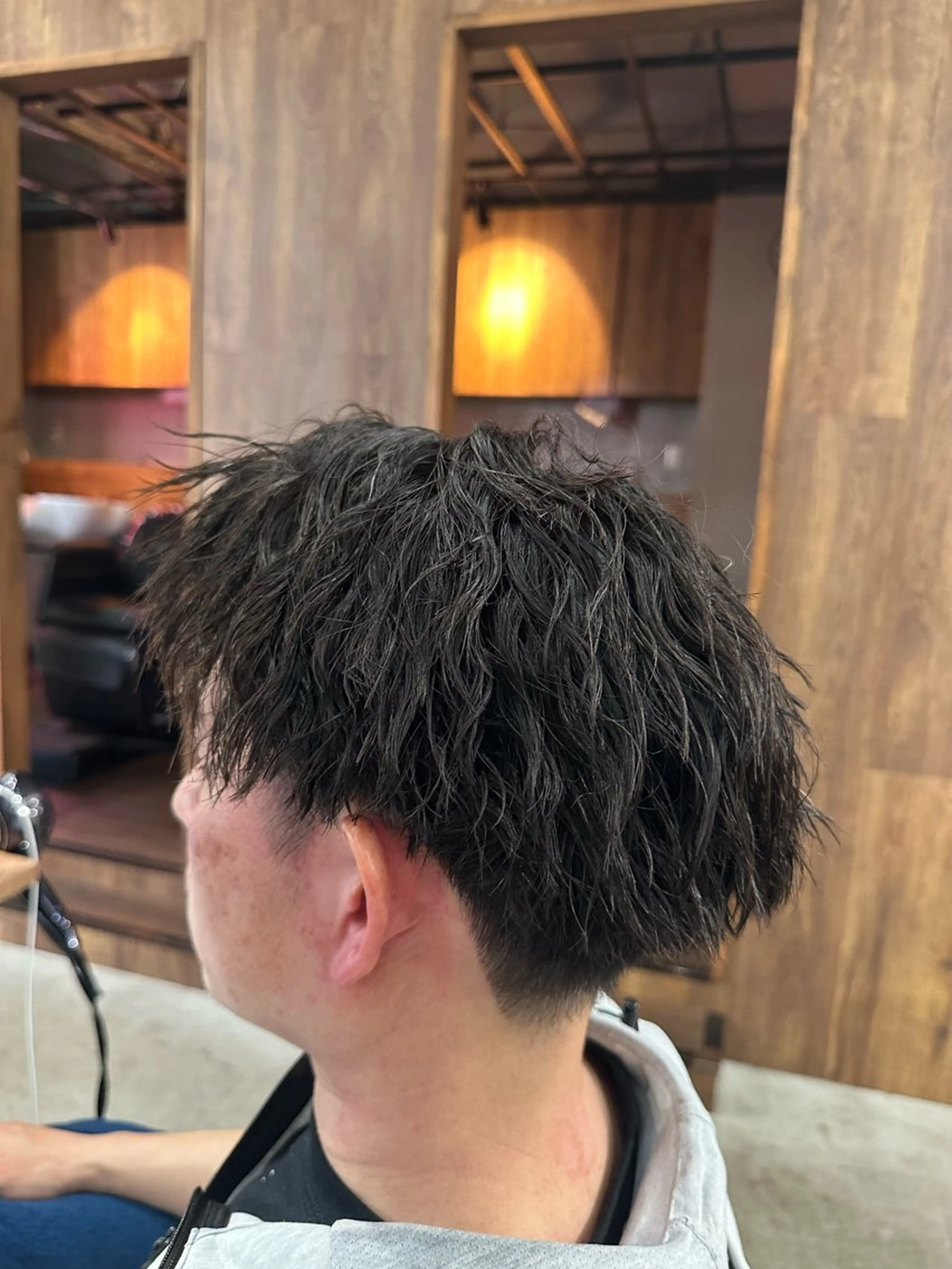 ショート パーマ メンズ メンズブリーチ フェードカット フェザーパーマ メンズ韓国風 メンズメッシュ 山田 翔夢のヘアスタイル