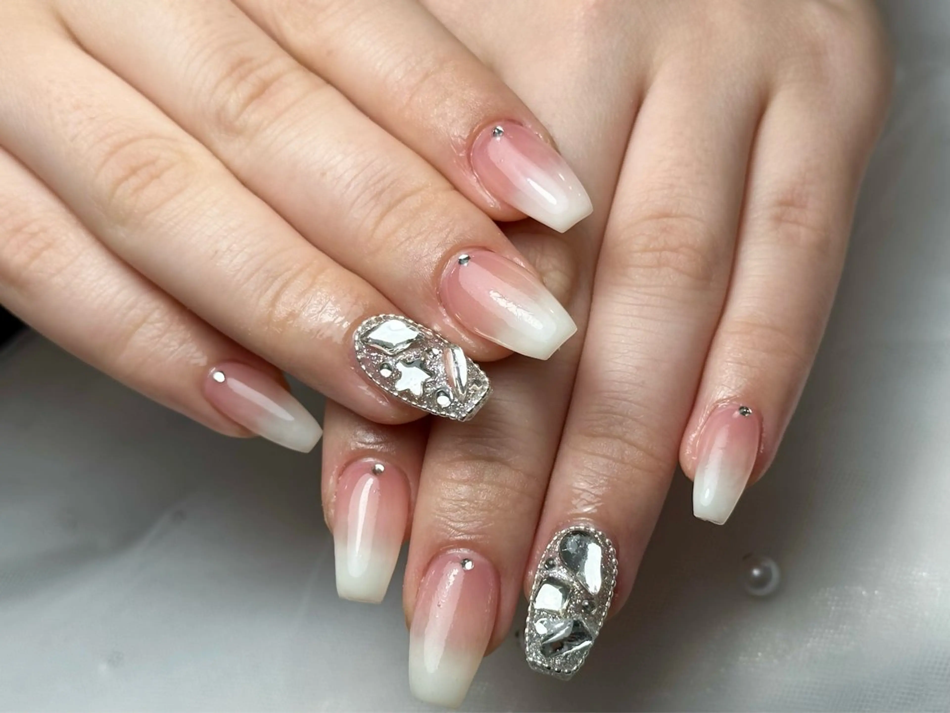 ネイル チークネイル 長さ出し ガーリー 韓国ネイル マグネットネイル MEest Beauty Studio所属・Junn Nailのネイルデザイン