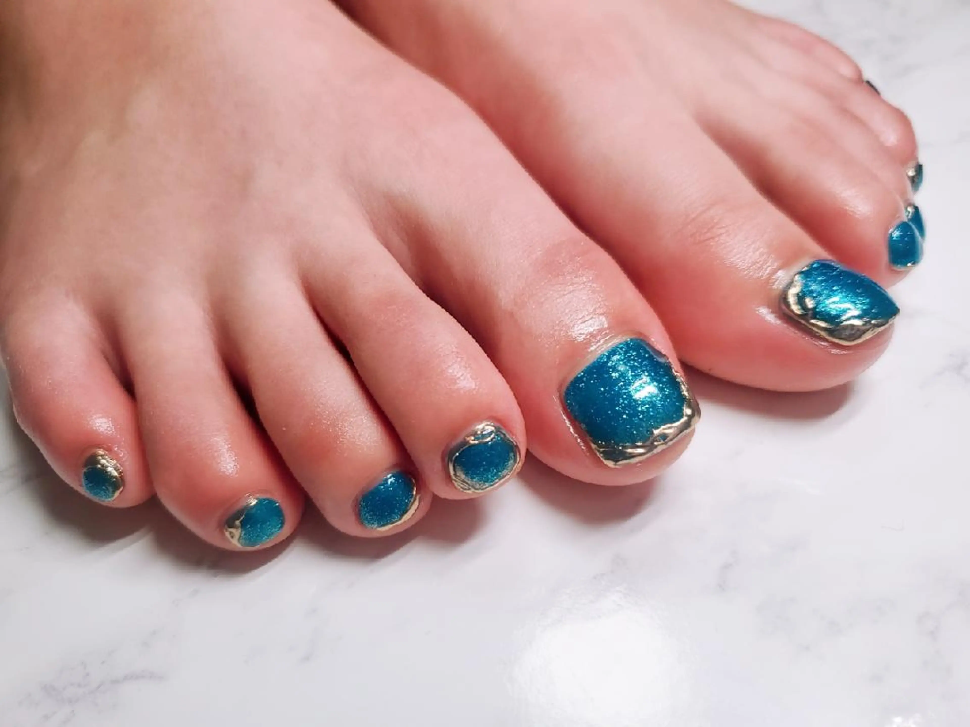 ネイル ブルー ゴールド ラメ(グリッター) フットネイル 佐藤 結衣のネイルデザイン