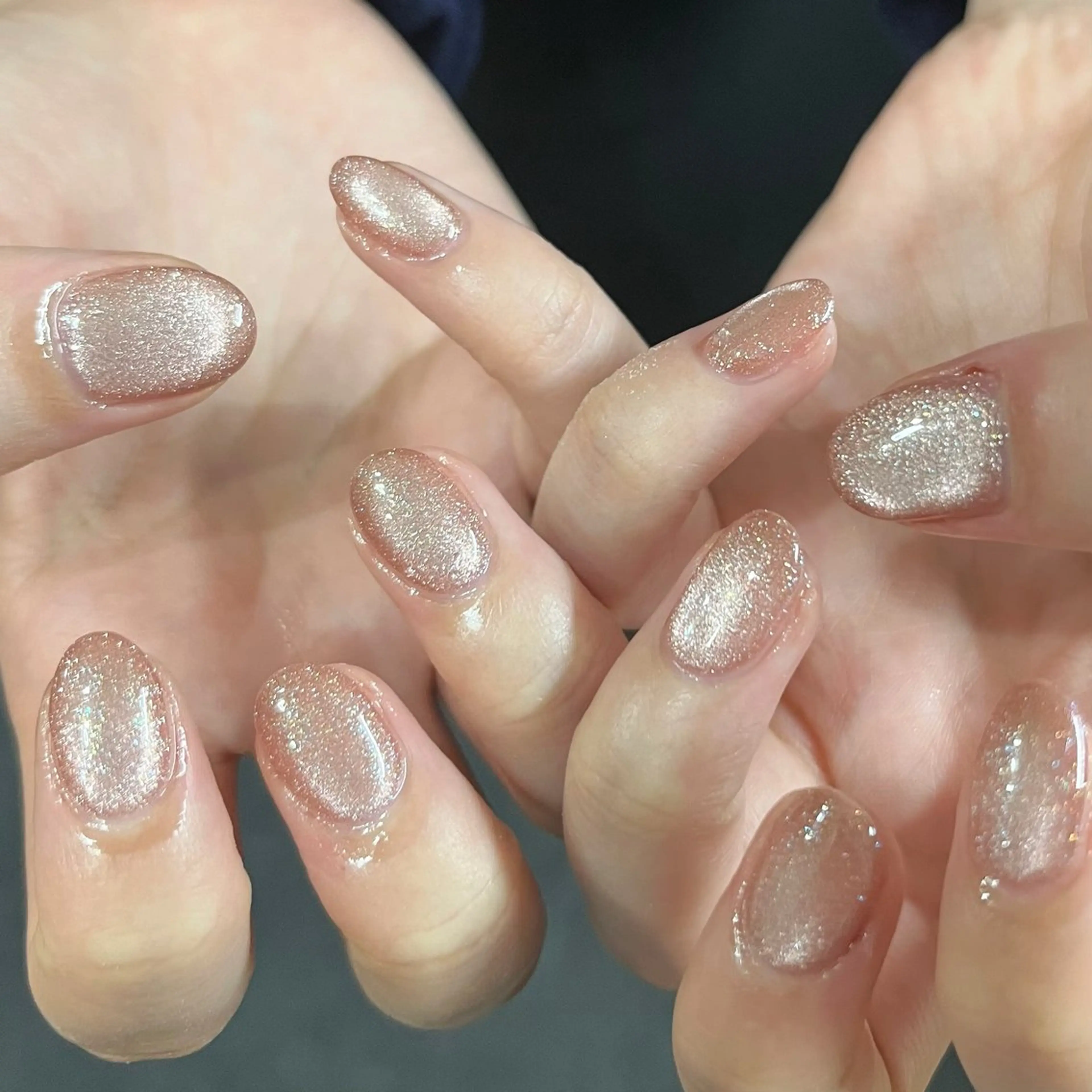 ネイル ゴールド キラキラネイル ラメ(グリッター) マグネットネイル オフィスネイル ハンドネイル ハンドケア 🎀NAIL🎀 AI🪄︎︎◝✩のネイルデザイン