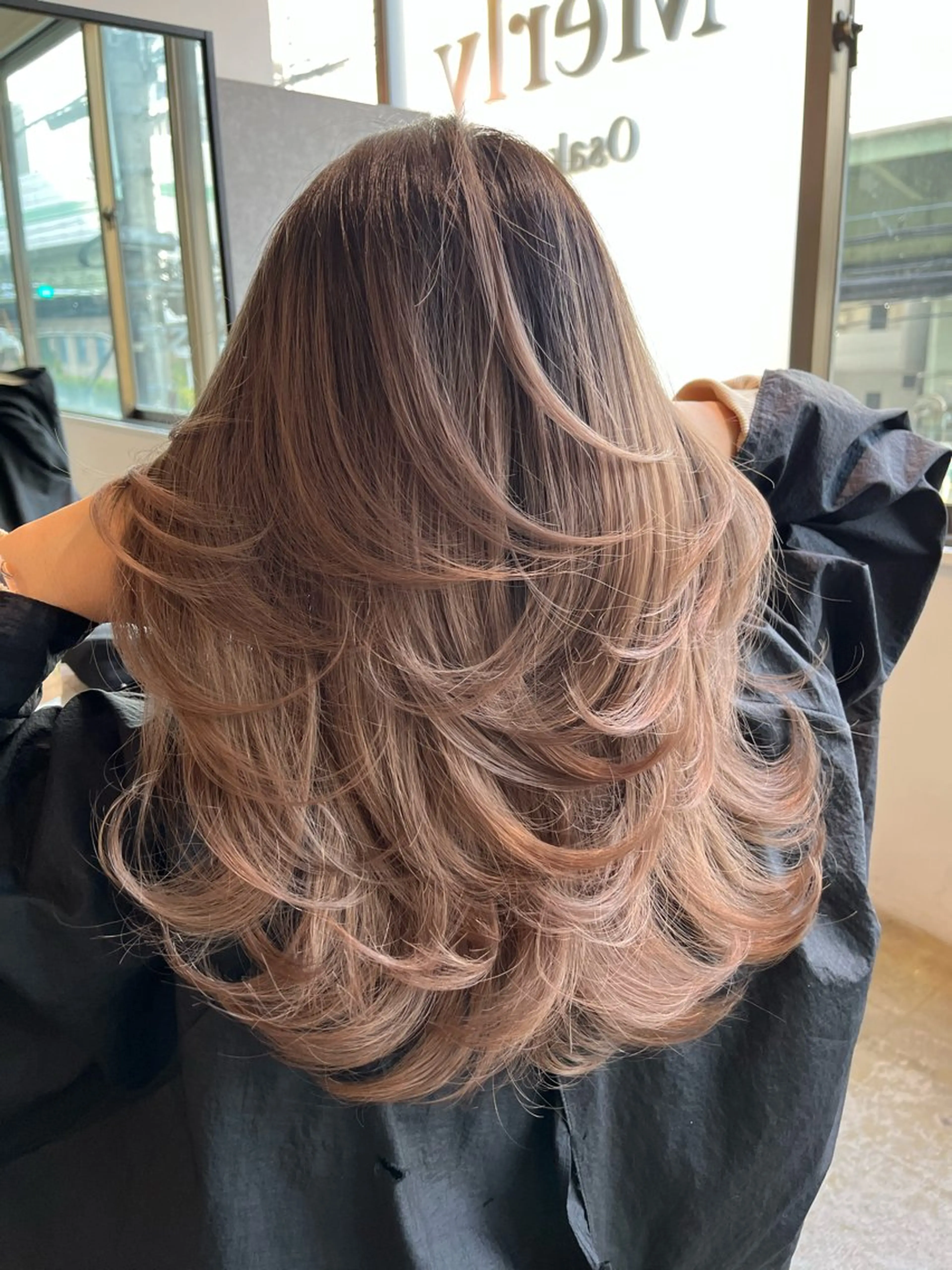 セミロング レイヤーカット Merly Osakaのヘアスタイル