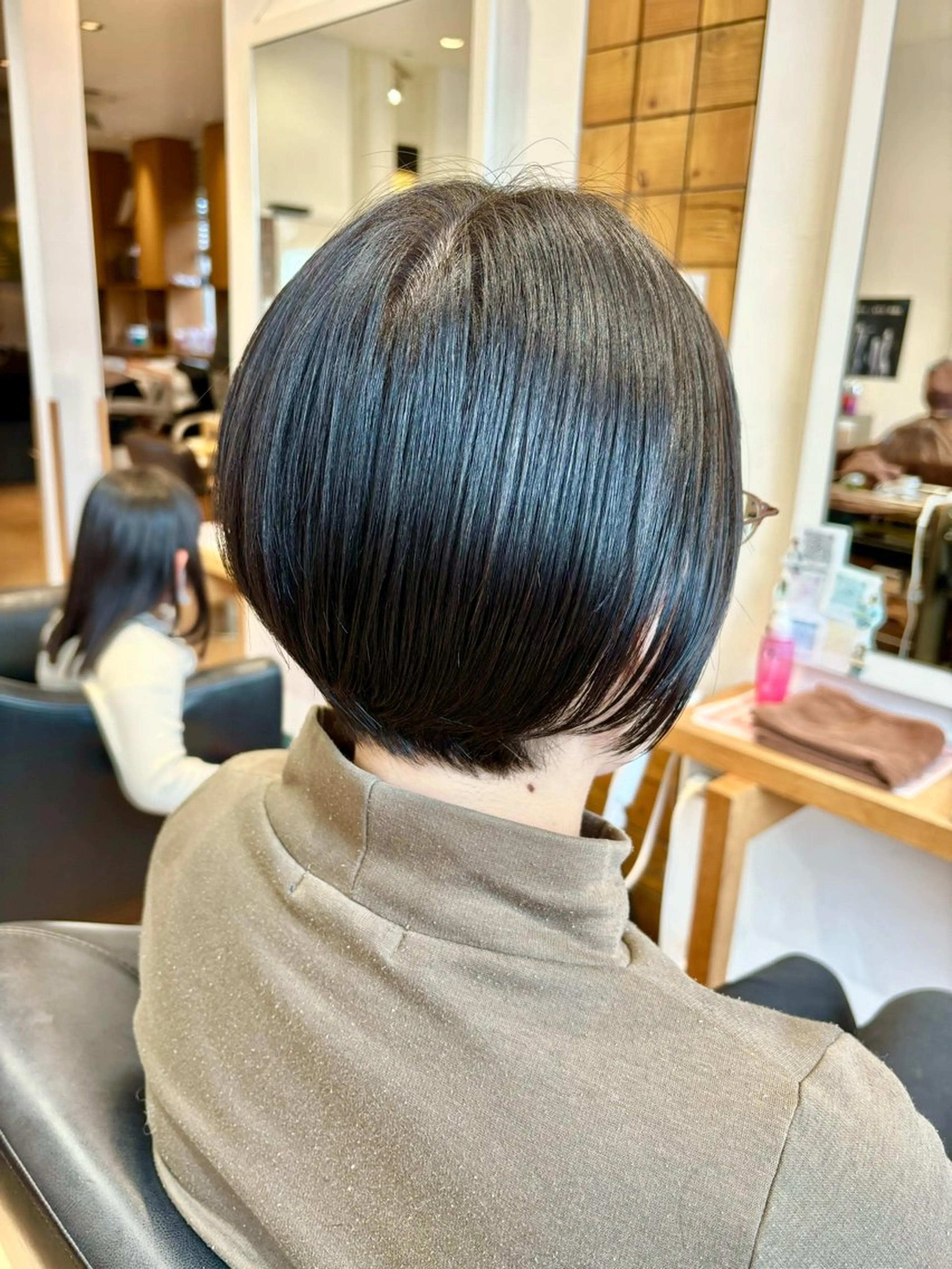 ショート カラー 黒髪 イヤリングカラー イルミナカラー ボブ ショートヘア カット ヘアカラー トリートメント 秋山知穂🌸縮毛矯正 ショートお任せ🌸のヘアスタイル