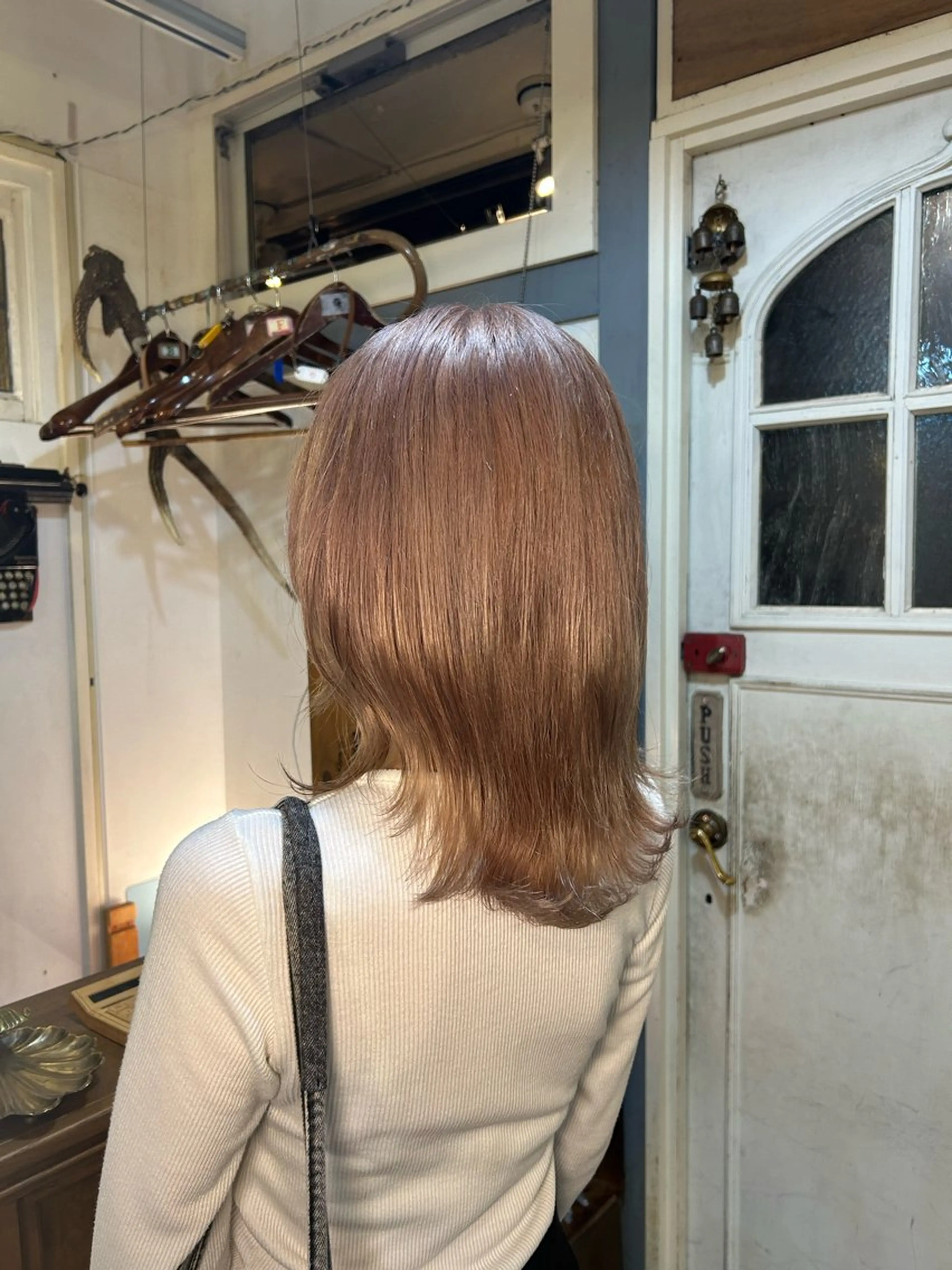 ミディアム カラー ベージュカラー ブリーチ ハイトーンカラー ハイトーンベージュ ピンクカラー カット ヘアカラー トリートメント BRITS 渡辺 菜々子のヘアスタイル