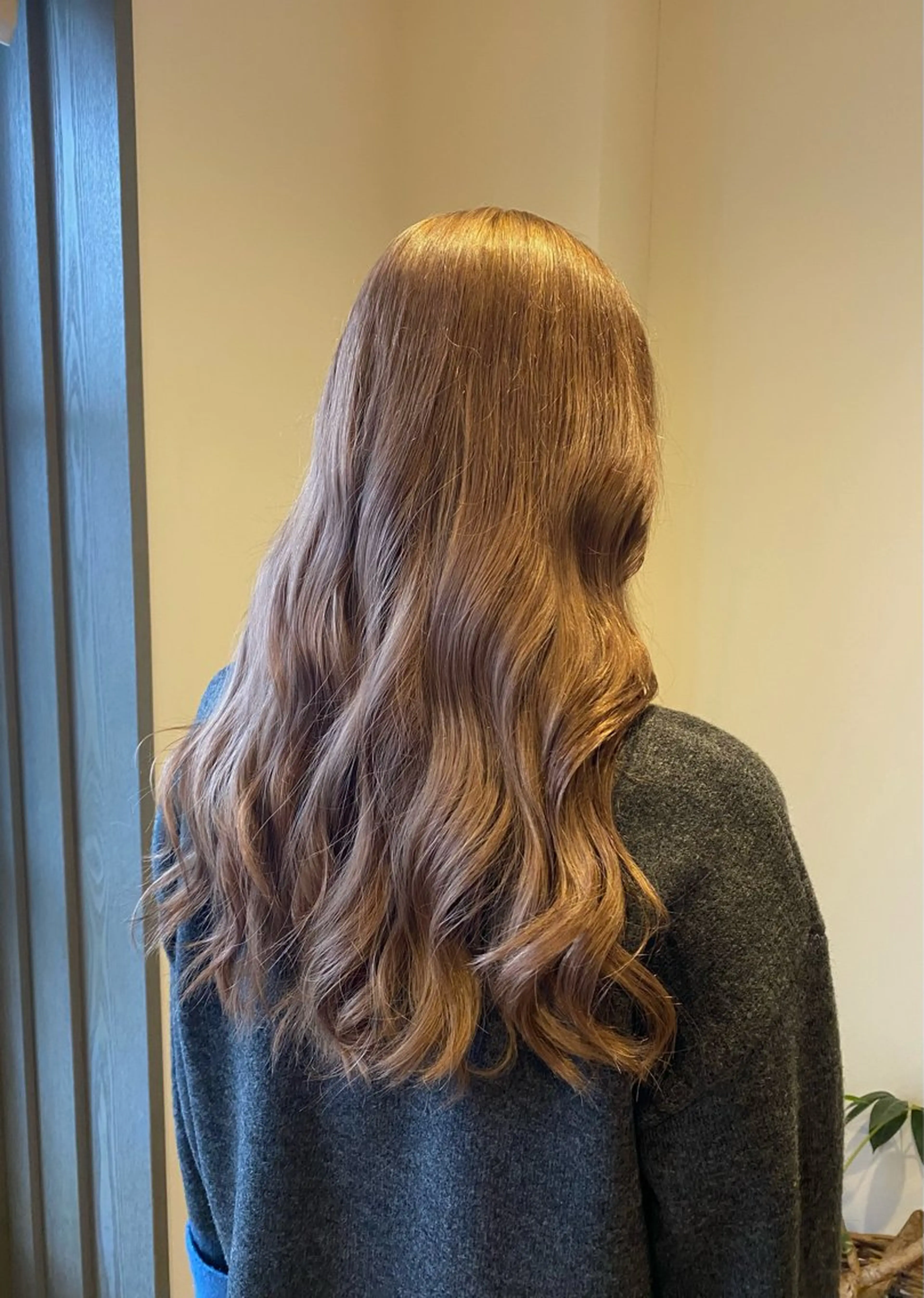 ロング カラー ベージュカラー ミルクティーベージュ ヘアカラー Ludwig AIRIのヘアスタイル