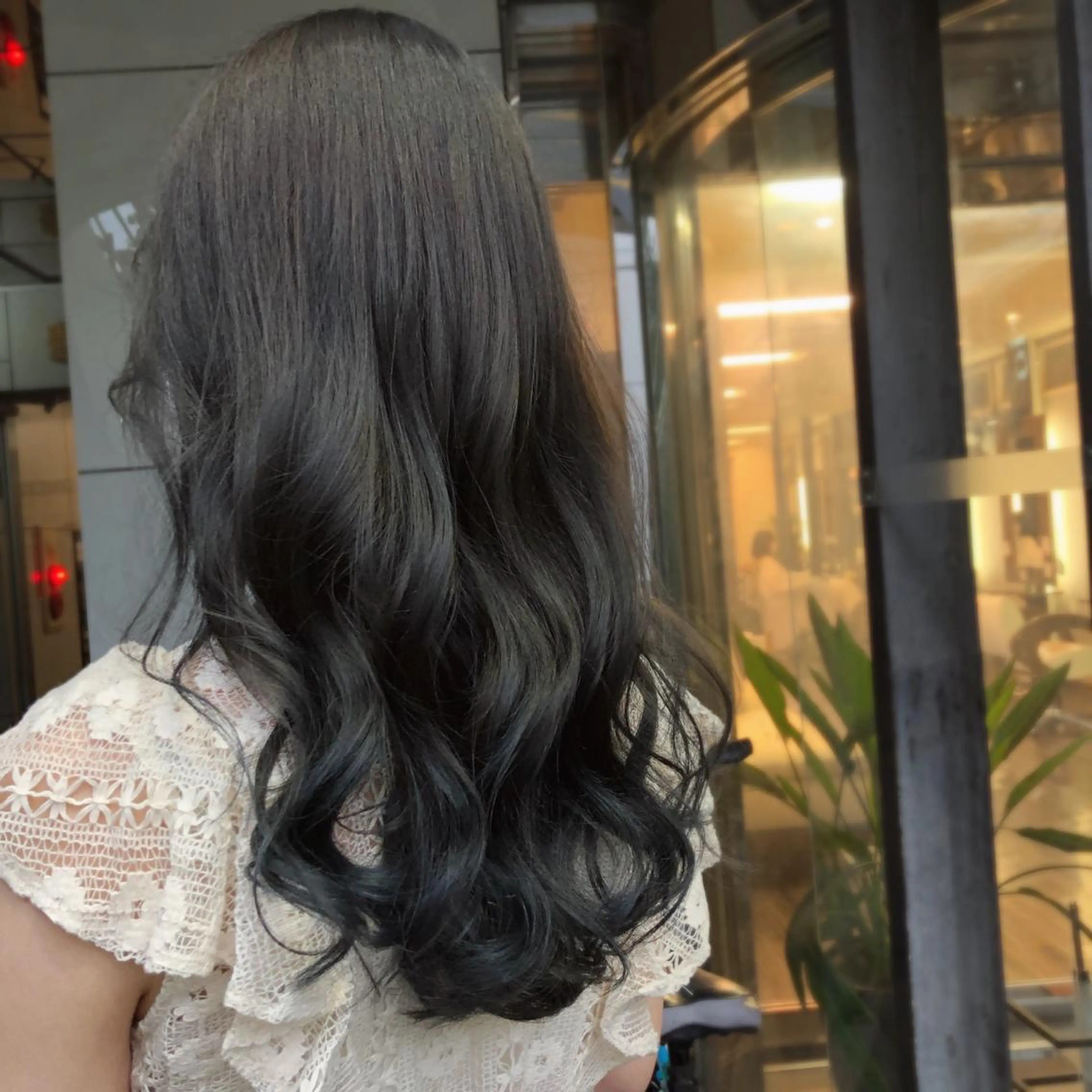 セミロング カラー ヘアカラー トリートメント 山崎 絵莉香のヘアスタイル