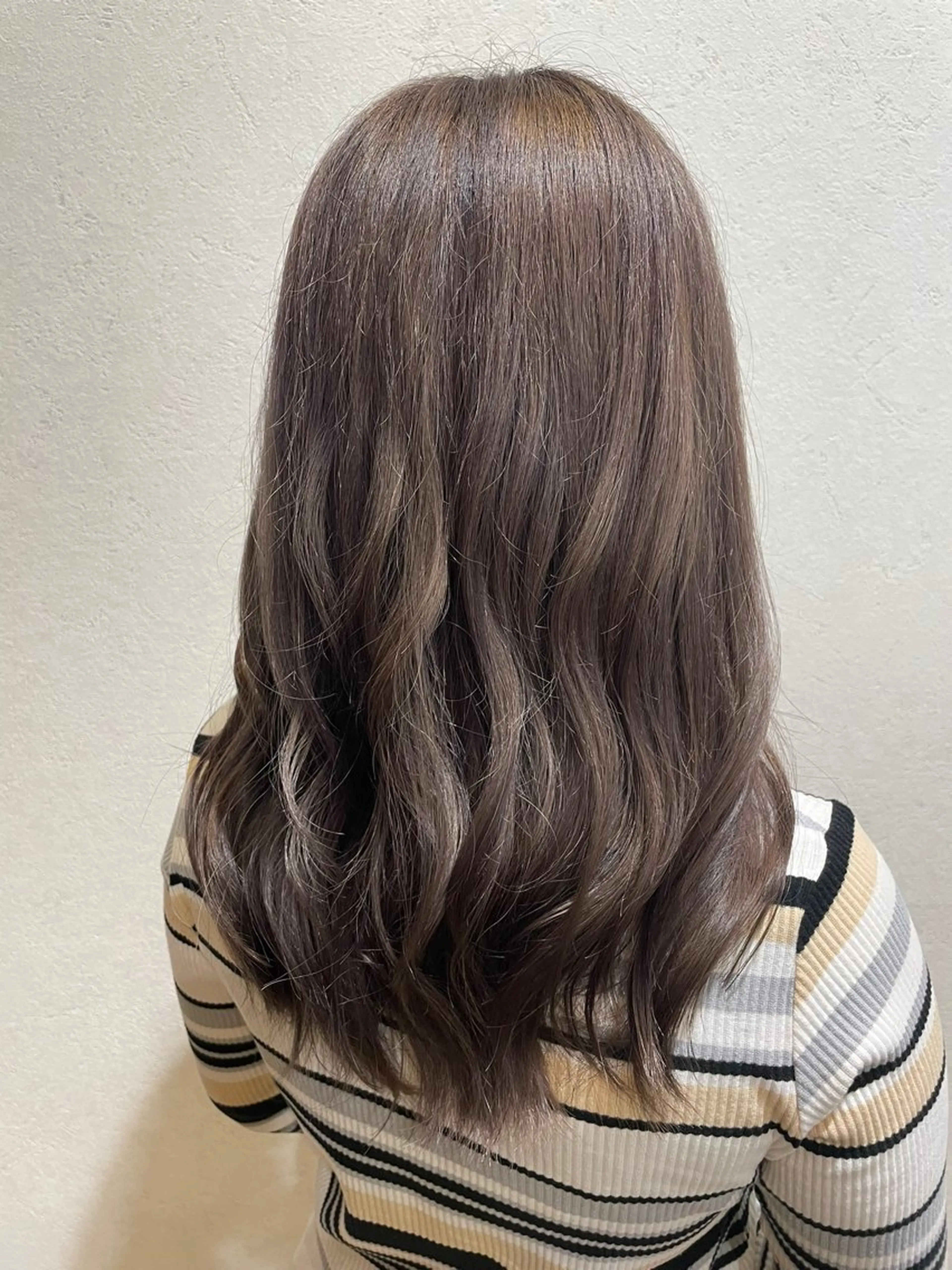 カラー 岡村 真子のヘアスタイル