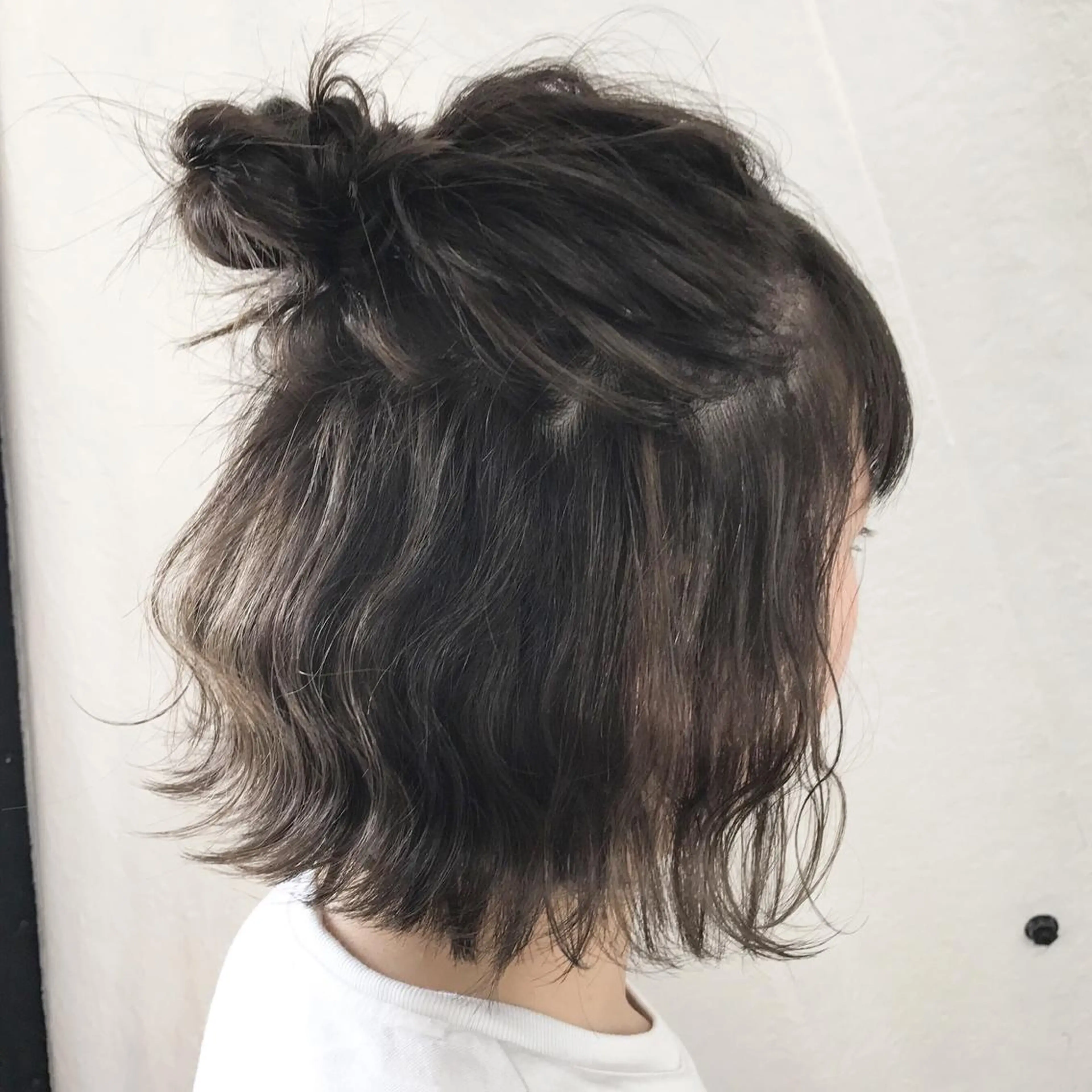 カラー ヘアアレンジ お団子ヘア アッシュ アッシュグレー ハイライトカラー サロウィン所属・K-POP好き美容師 🇰🇷Kai.Yのヘアスタイル