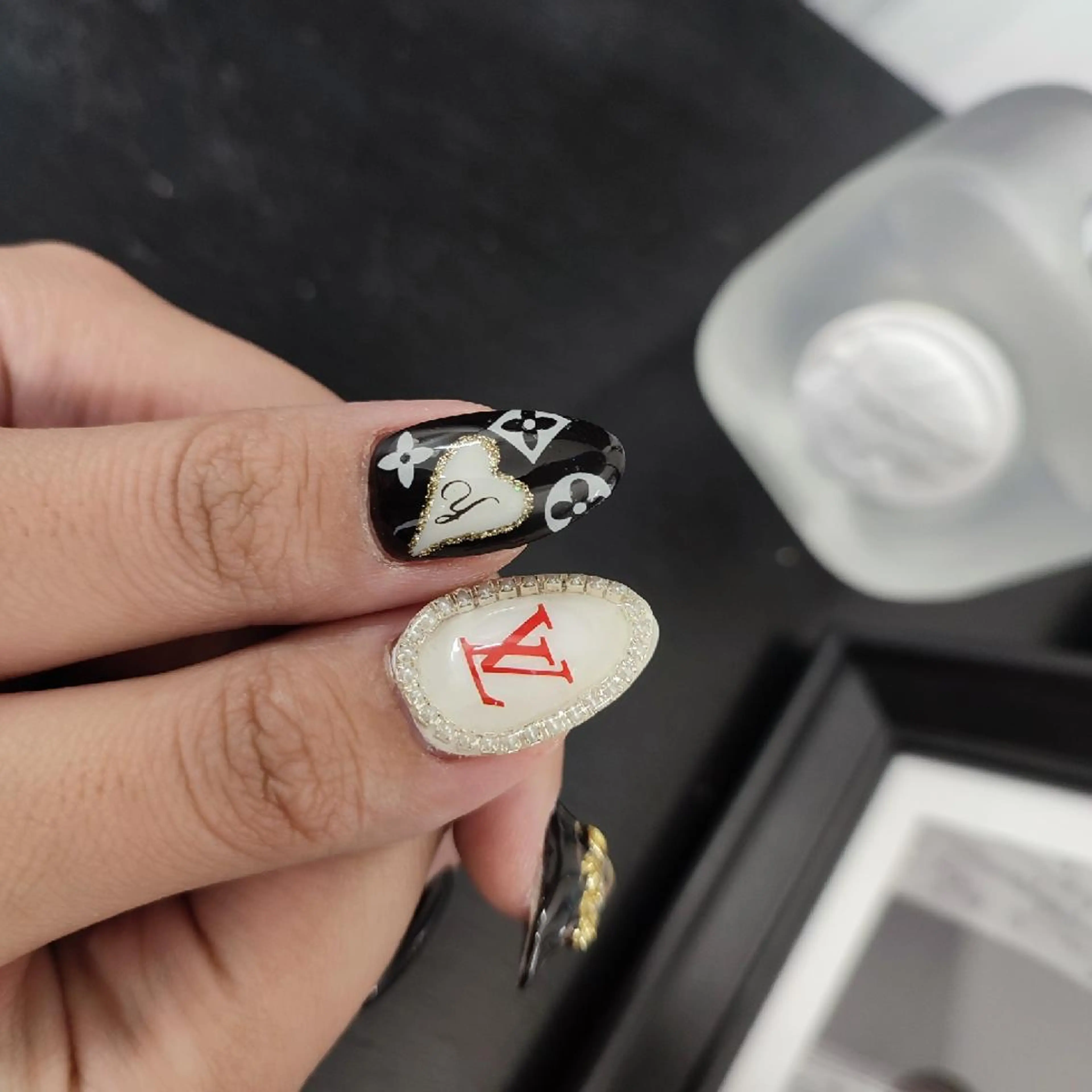 ネイル ハンドネイル RUNWAY 　　の眉毛・アイブロウイメージ