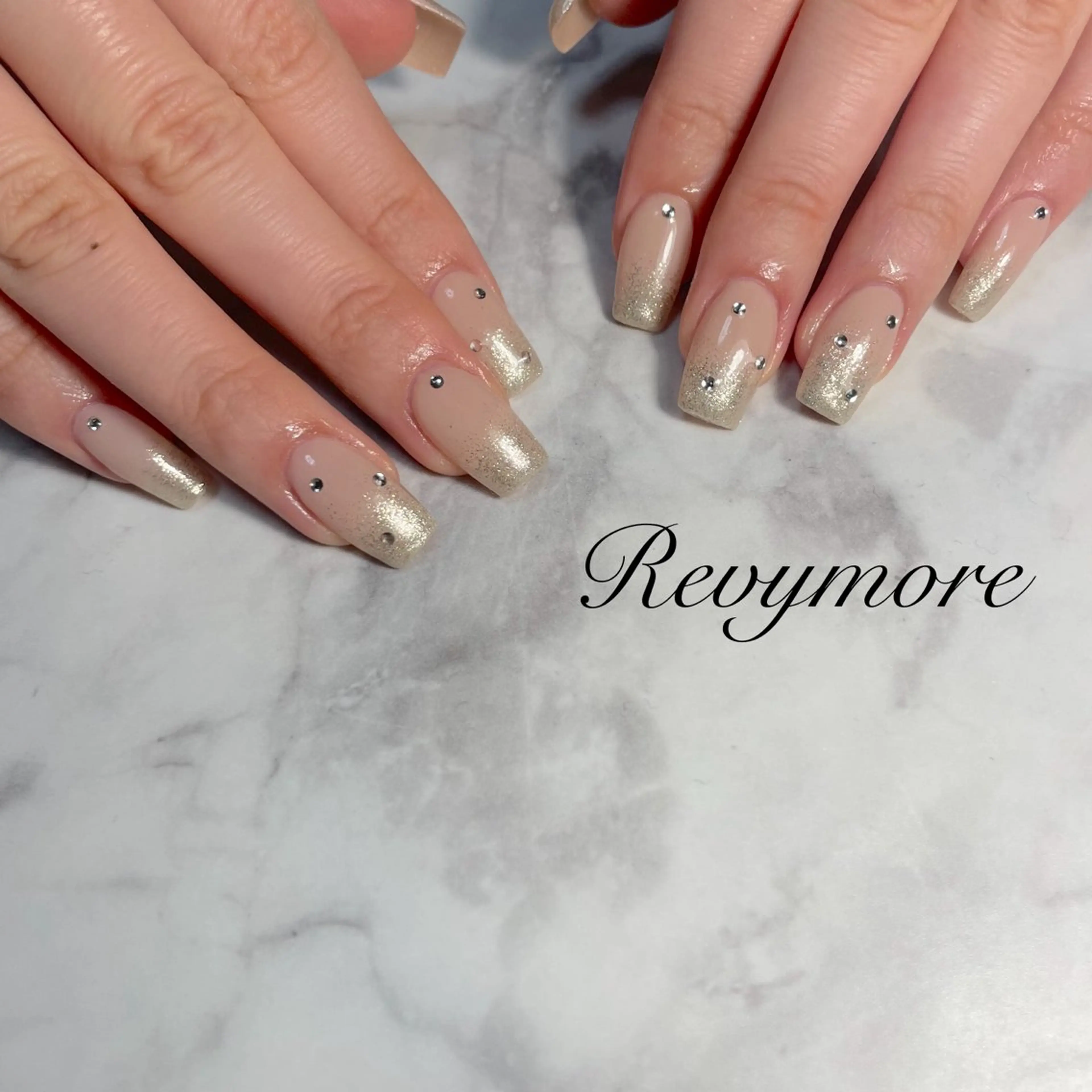 ネイル ジェルネイル キラキラネイル 韓国ネイル ニュアンスネイル オフィスネイル nail salon Revymore所属・nail salon Revymoreのネイルデザイン