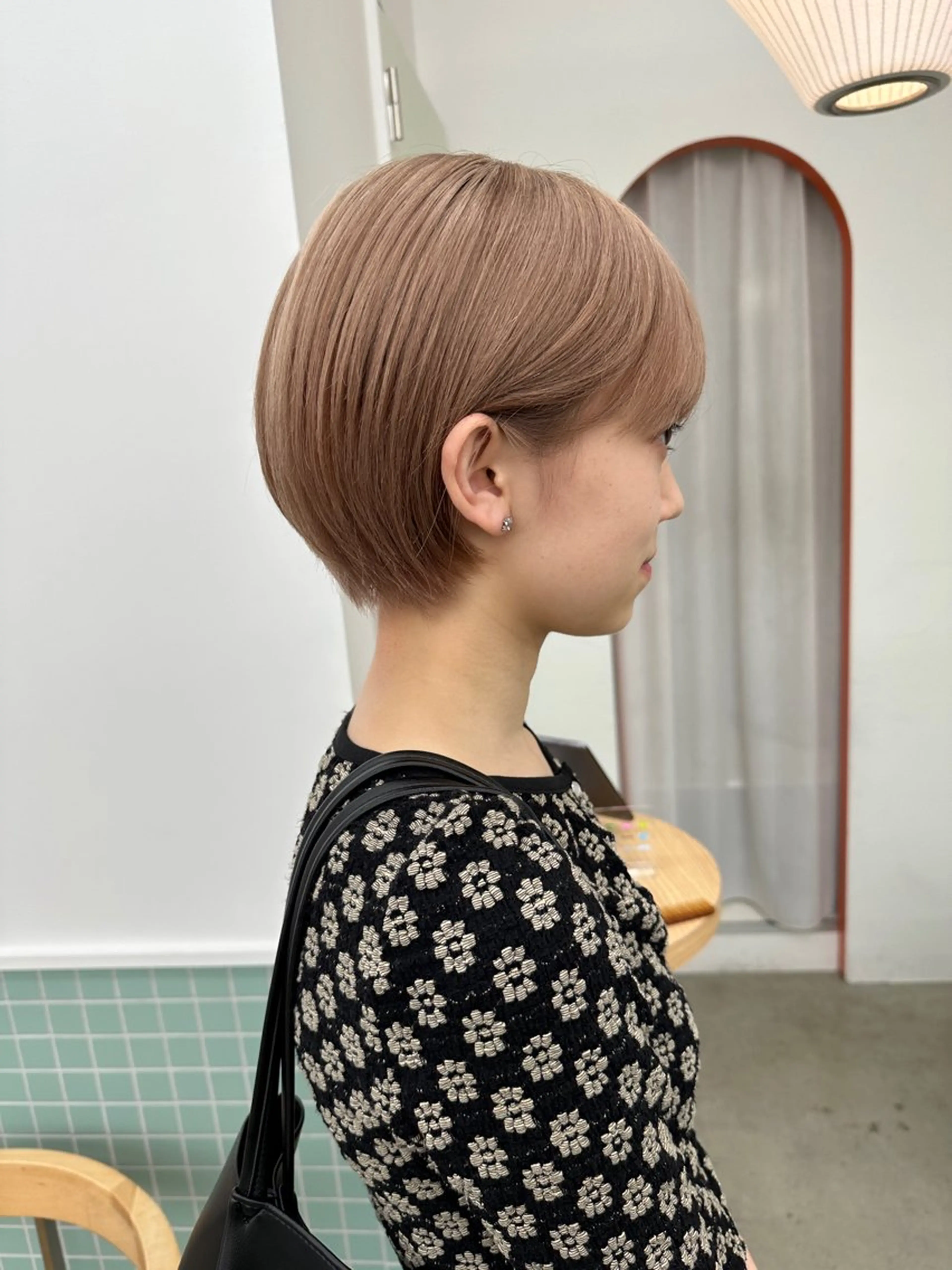 ショート カラー ベージュカラー ブリーチ ケアブリーチ ペールベージュ ヘアカラー トリートメント ボブ/レイヤー/ケア パーマ/リュウタのヘアスタイル