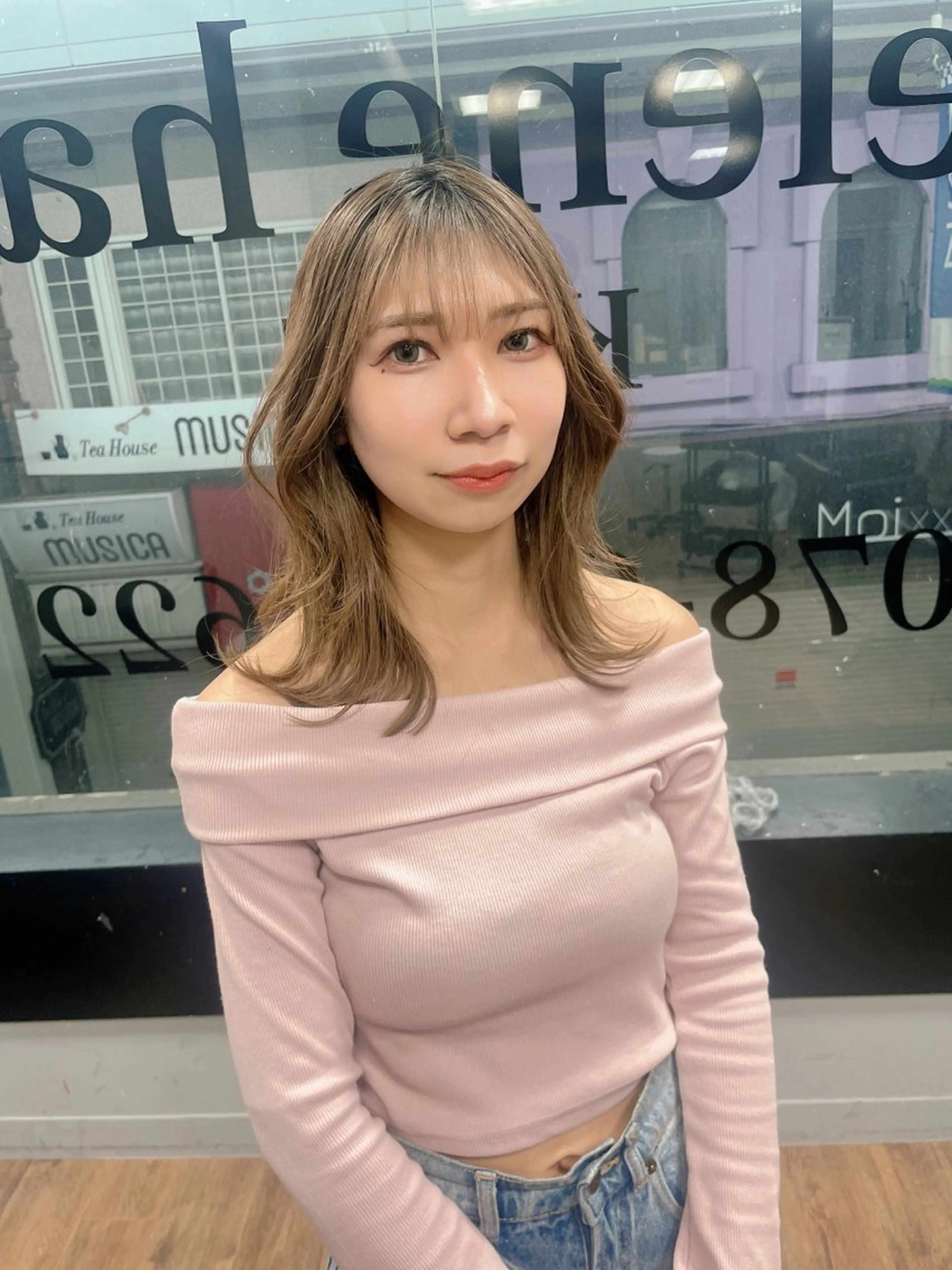 セミロング ブリーチ　BAM BIのヘアスタイル