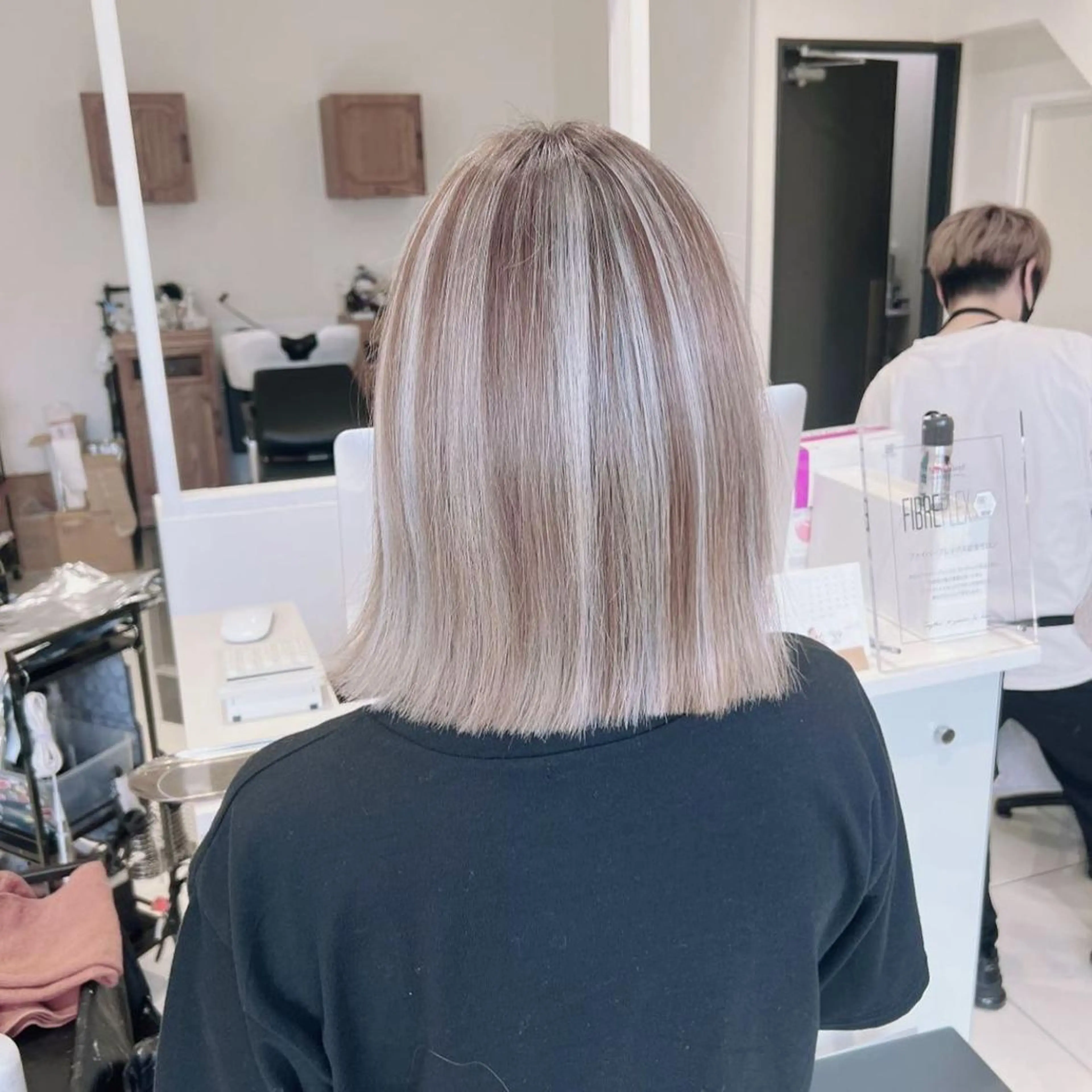 ミディアム カラー ブリーチ ケアブリーチ ハイライトカラー ハイライト 髪質改善 ヘアカラー オフホワイトアンドなんば所属・福西 洋斗のヘアスタイル