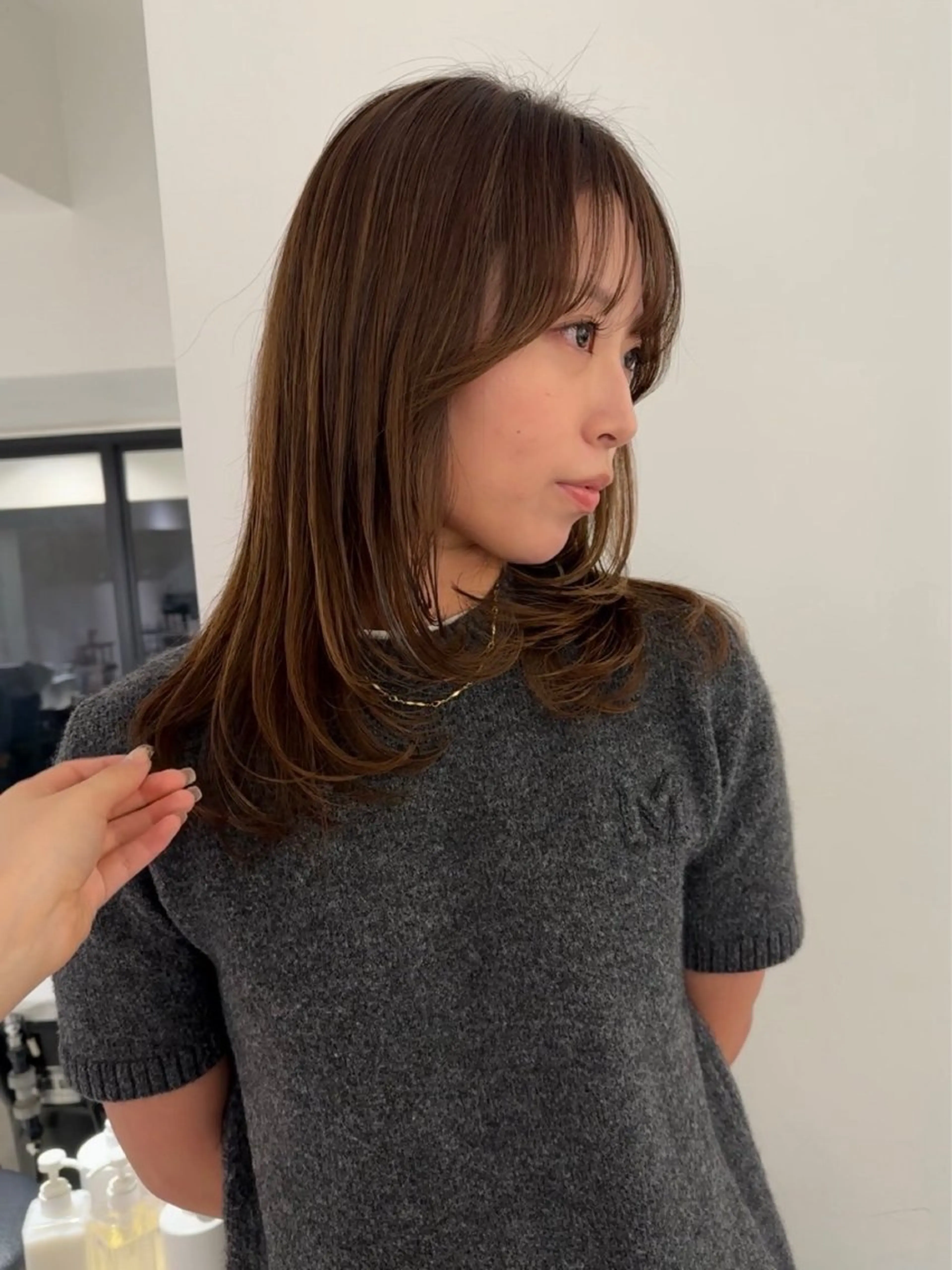 セミロング カラー オリーブカラー レイヤーカット ハシヅメ キョウカのヘアスタイル