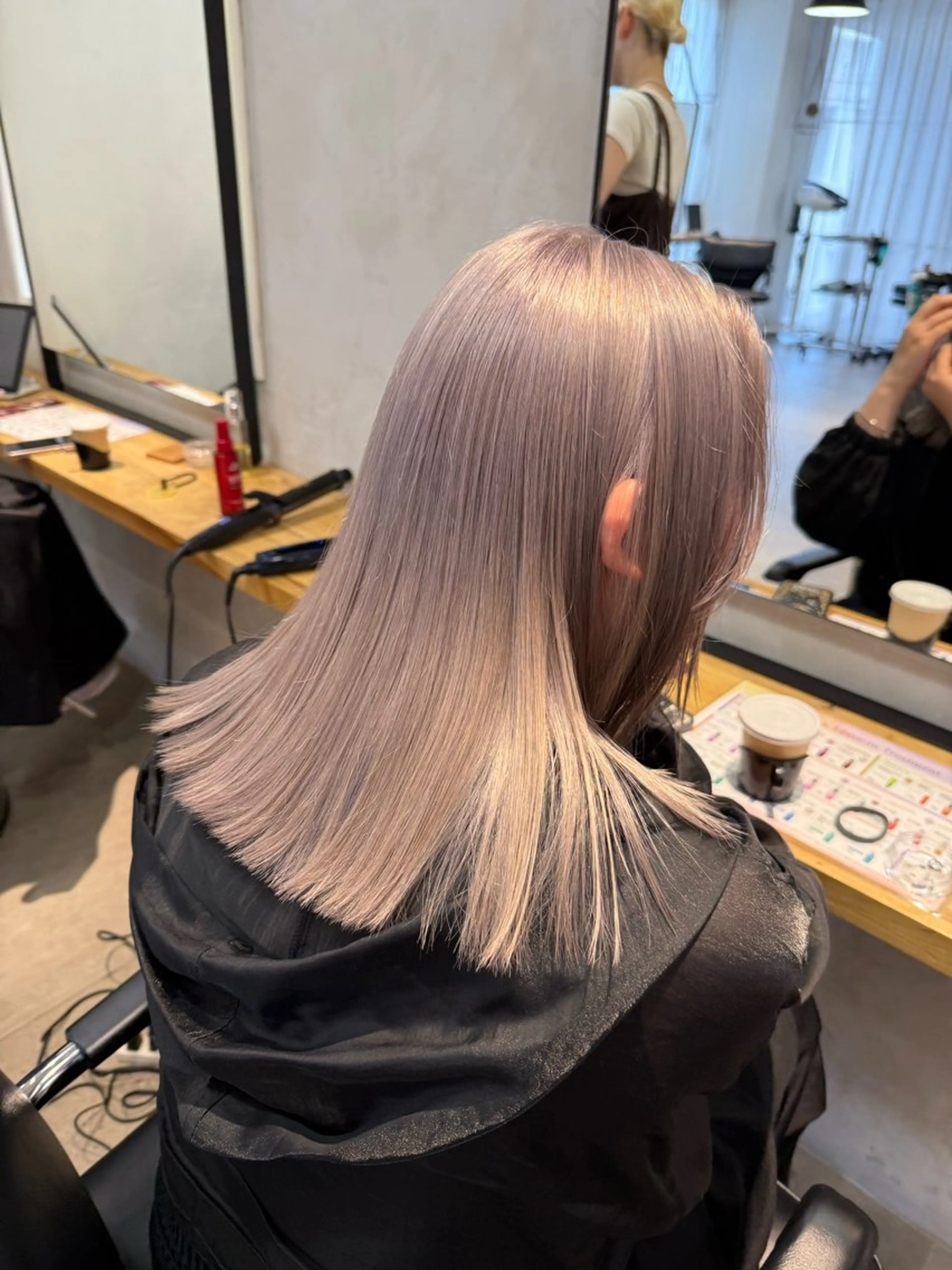 ミディアム カラー ミルクティー× グレージュMOMOのヘアスタイル