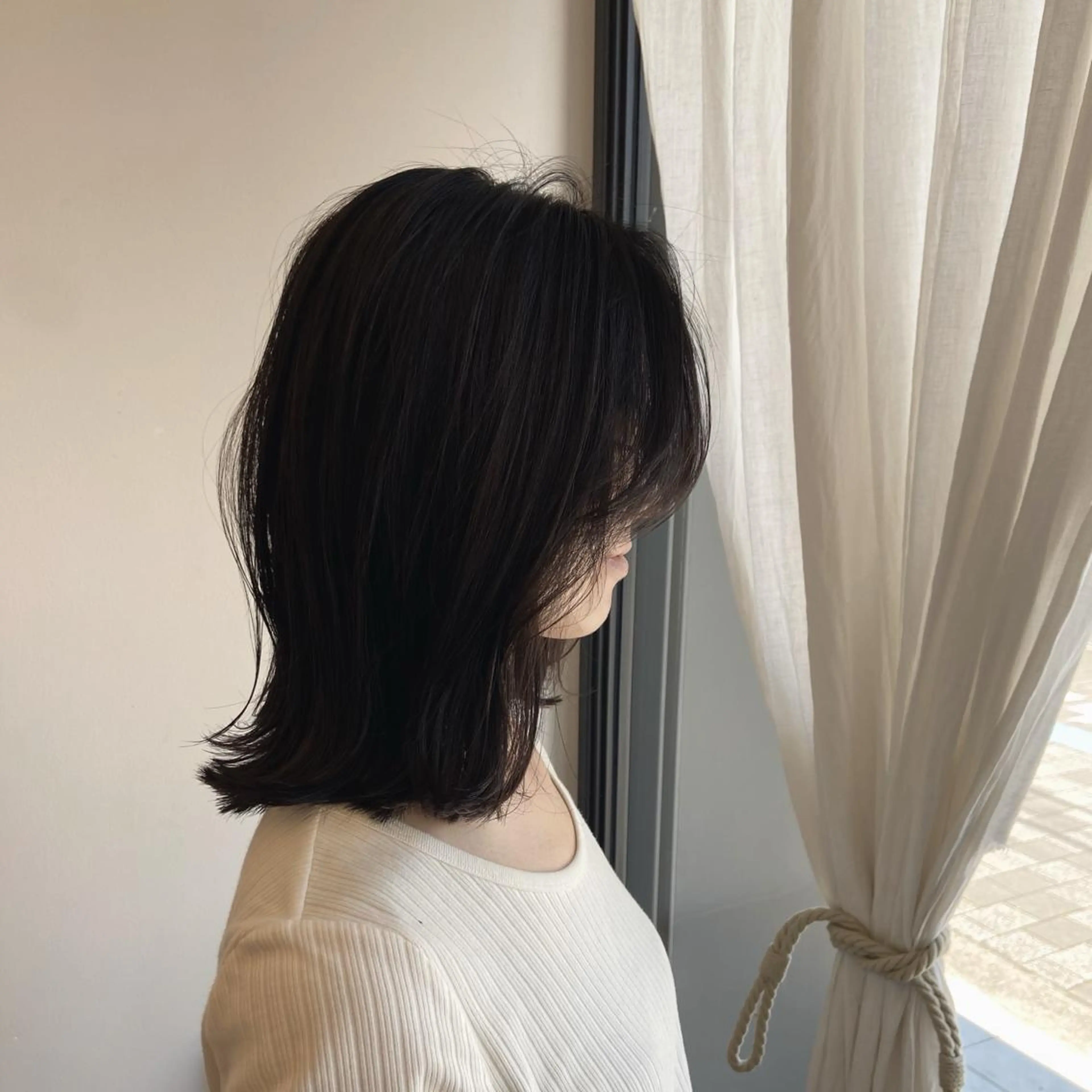 ミディアム 峯 志帆のヘアスタイル