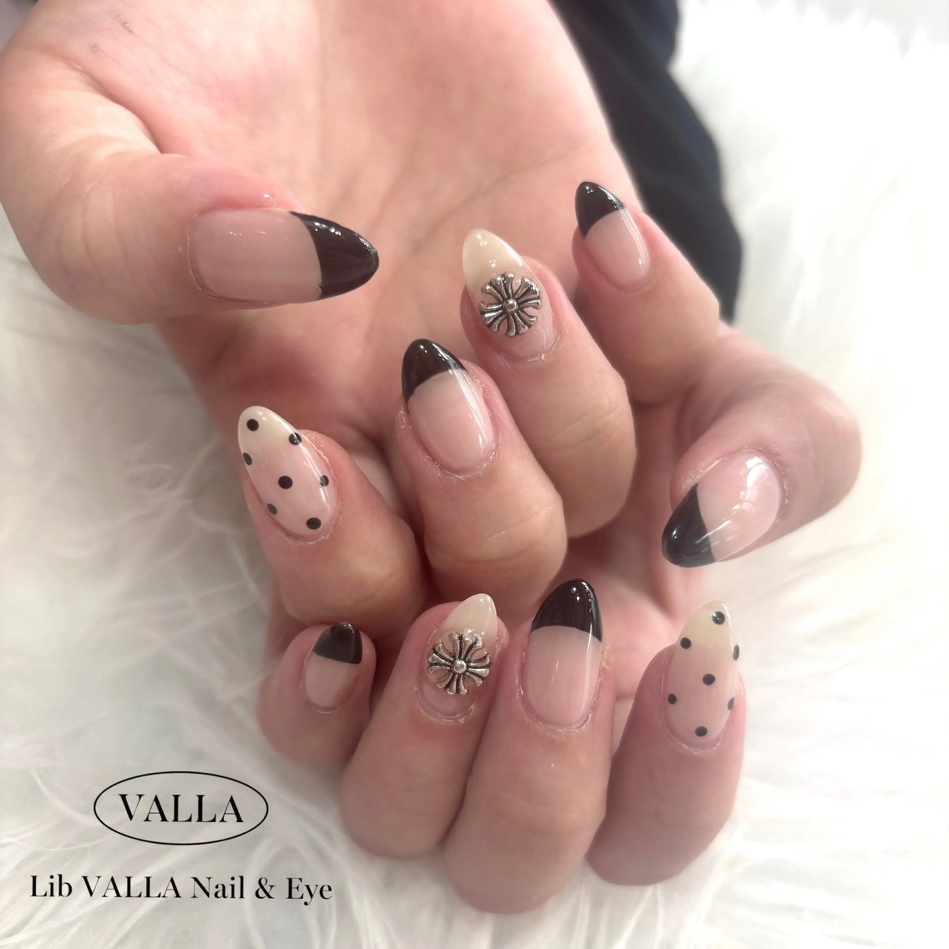 ネイル ドット フレンチネイル ハンドネイル LIB VALLA Yuri🍭🖤のネイルデザイン