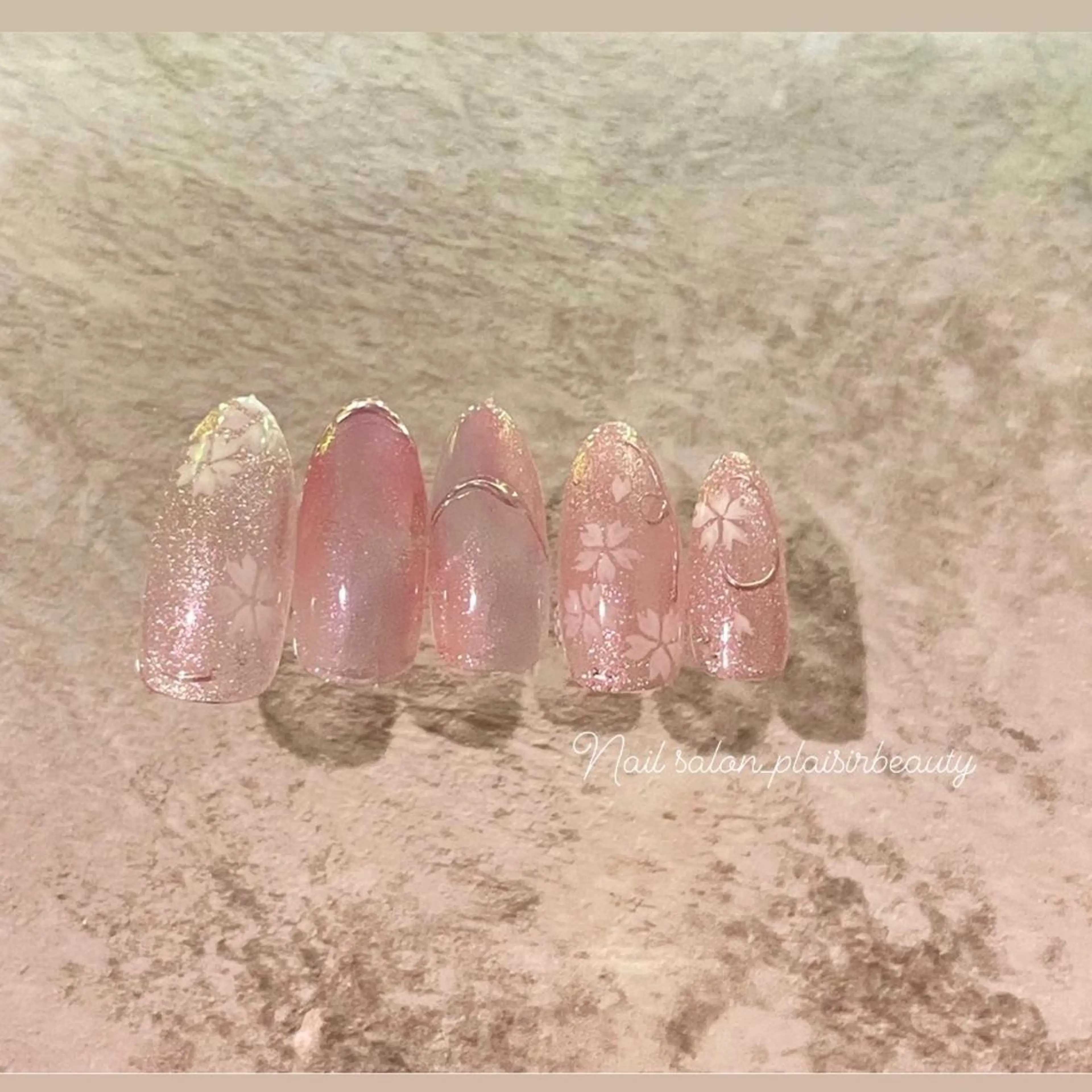 ネイル 桜ネイル グラデーション ラメ(グリッター) ラメグラデーション ミラーネイル ☃️Nobody_ Renのネイルデザイン