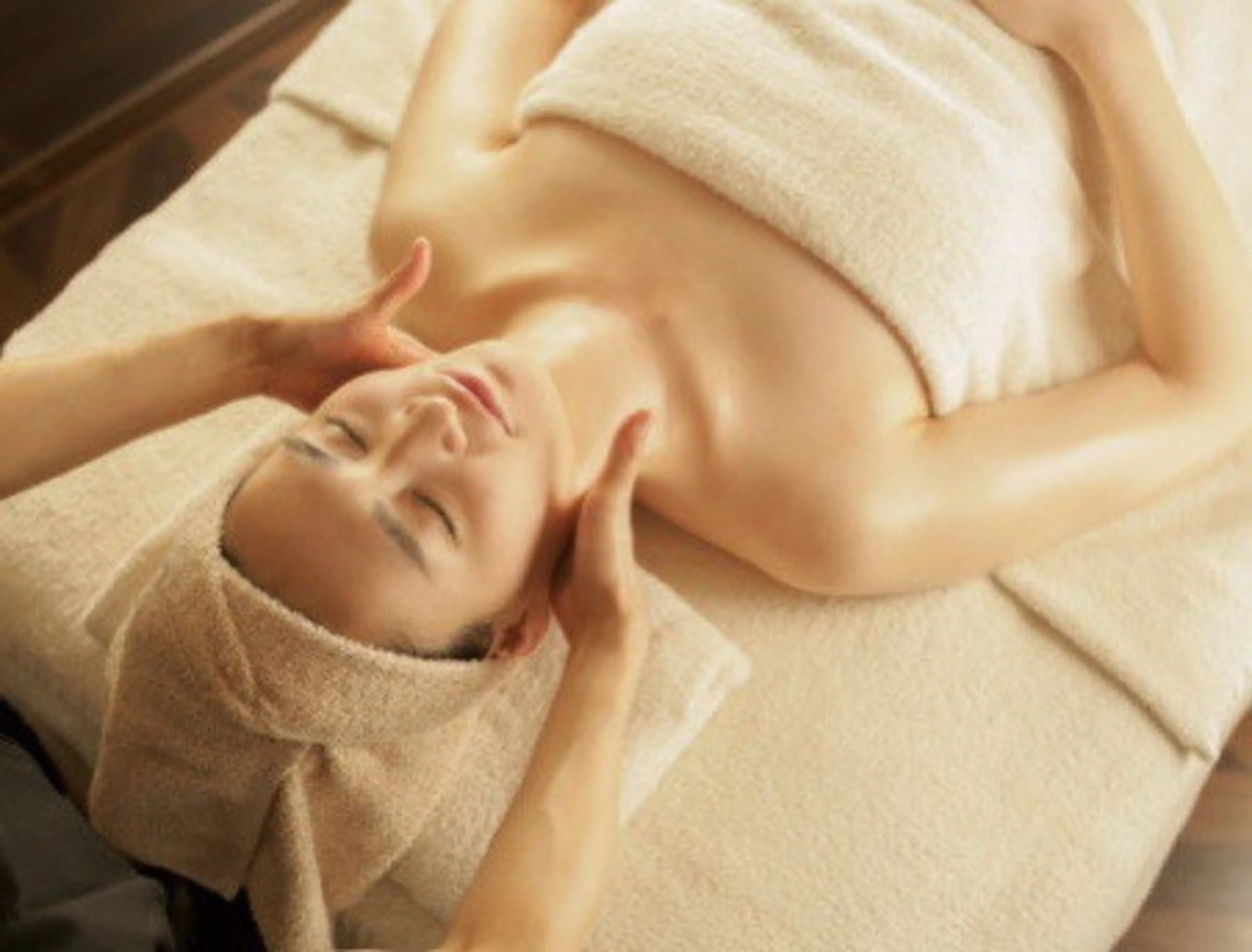 デコルテマッサージの写真