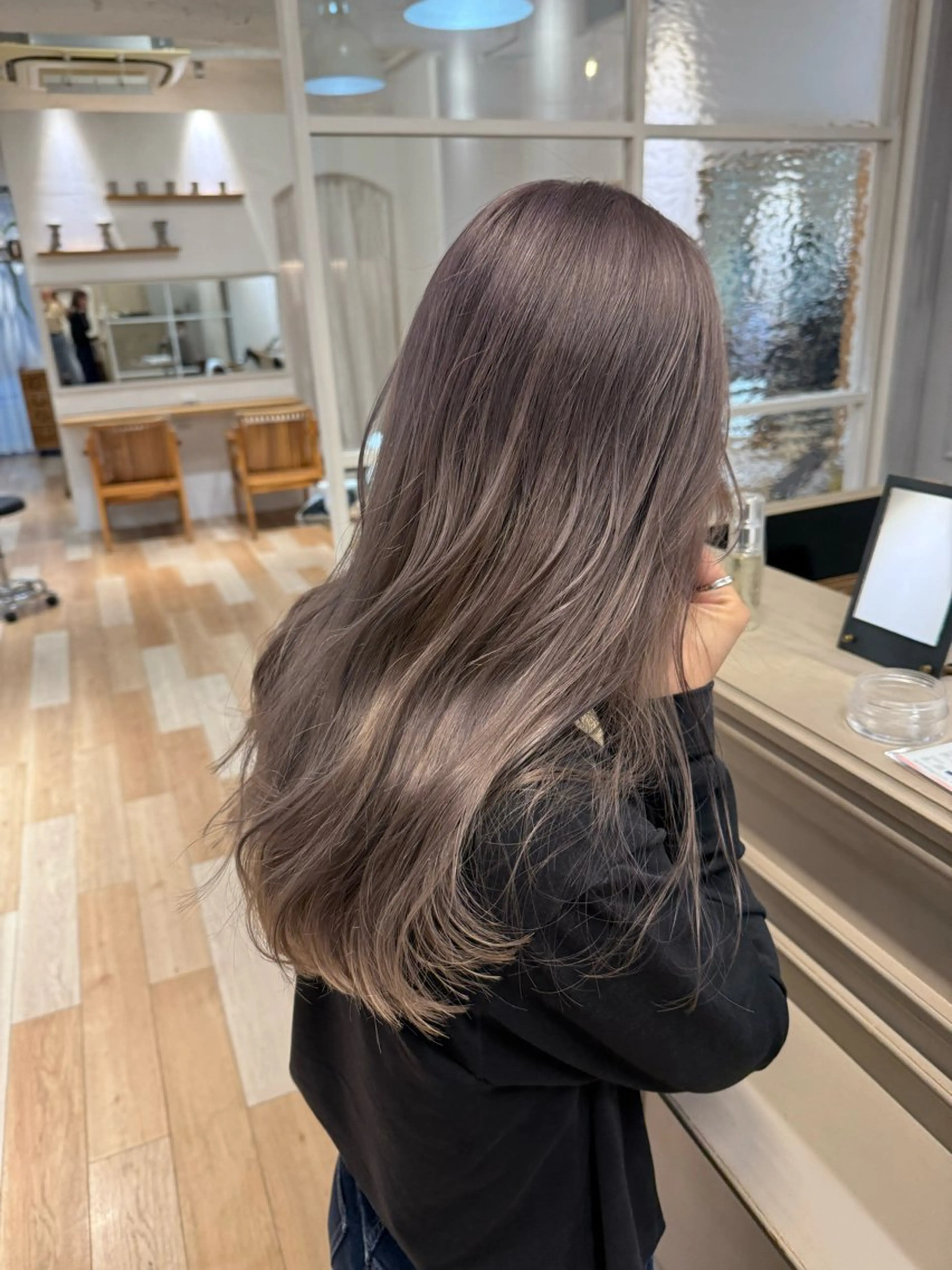 ロング カラー ミルクティー× グレージュMOMOのヘアスタイル