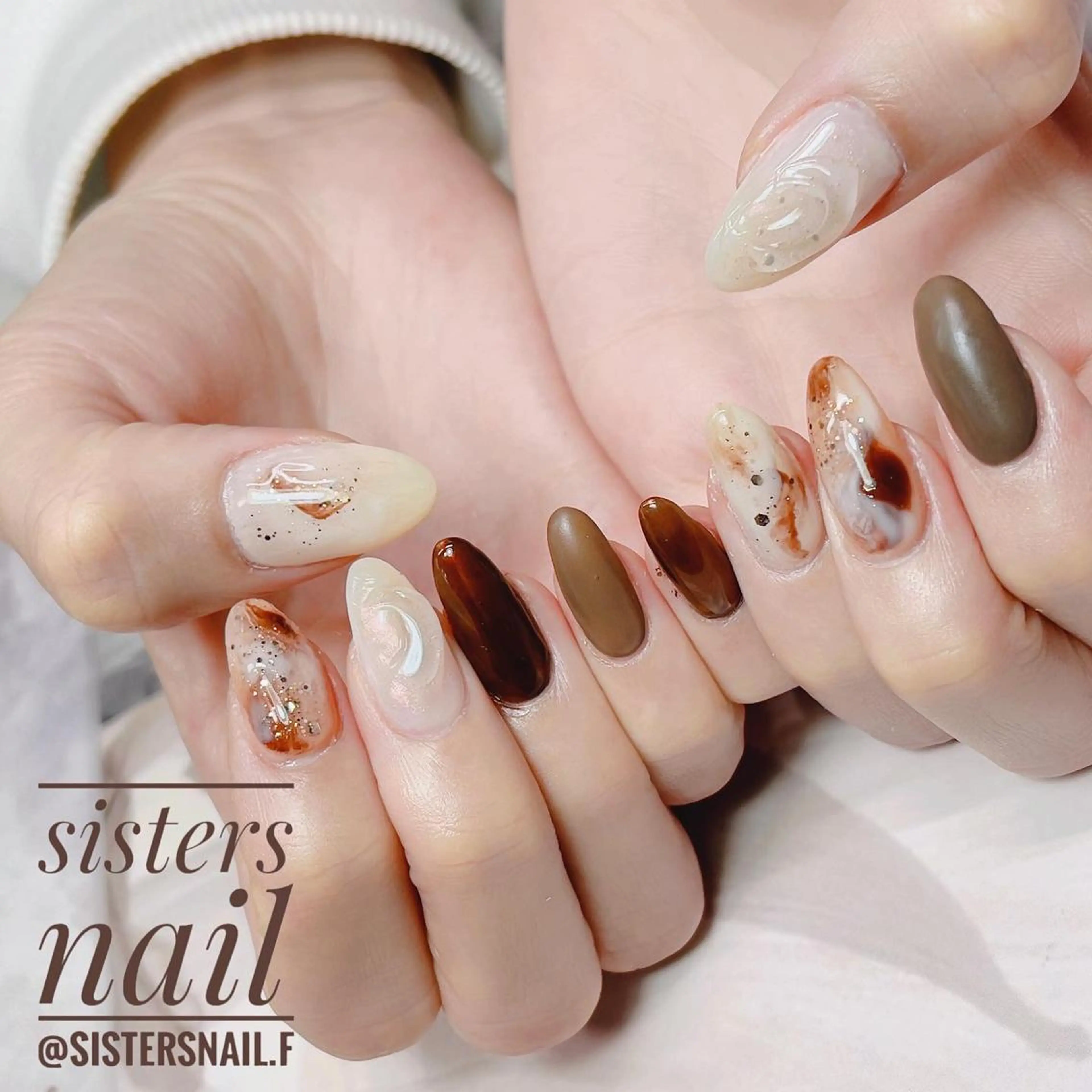 ネイル アートネイル ブラウン カジュアル キラキラネイル ミラーネイル sisters nail.fのネイルデザイン