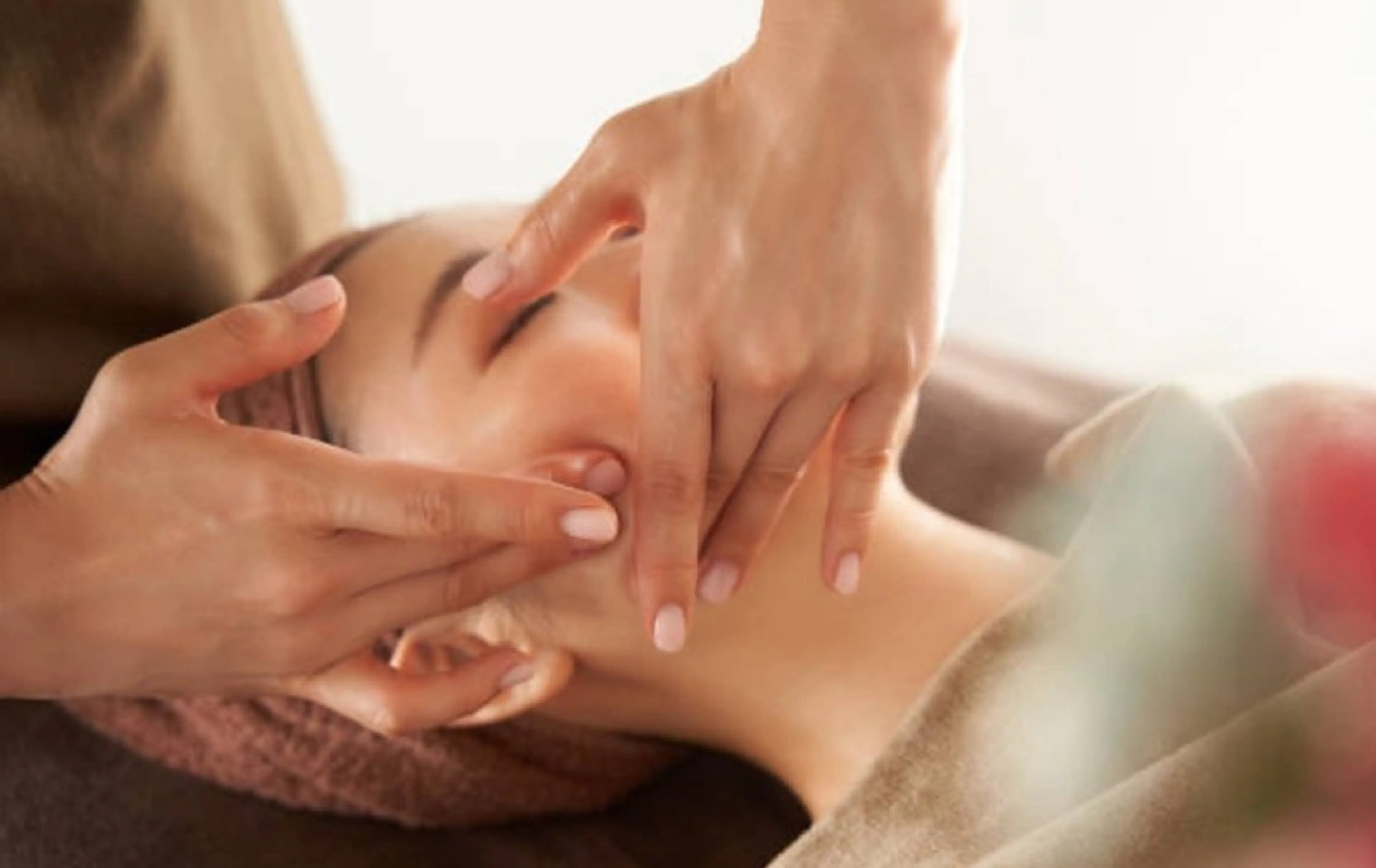 【✨️新規様専用メニュー✨️】🌸ツルツルお肌🌸フェイシャルマッサージ🌸　✨️リフトアップして、小顔美人へ✨️の写真