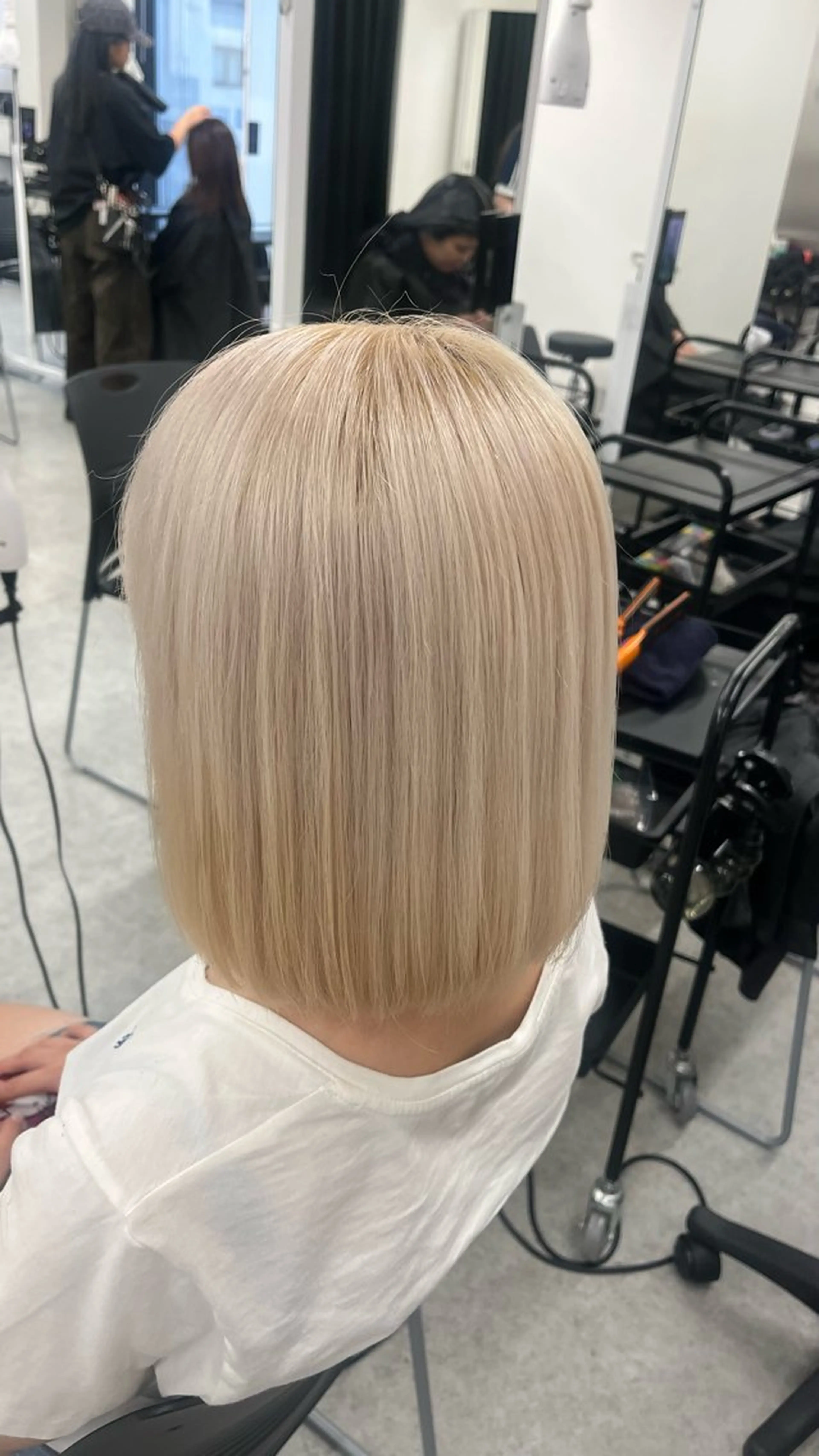 セミロング カラー 🖤ハイトーン× レイヤー🖤SARAのヘアスタイル