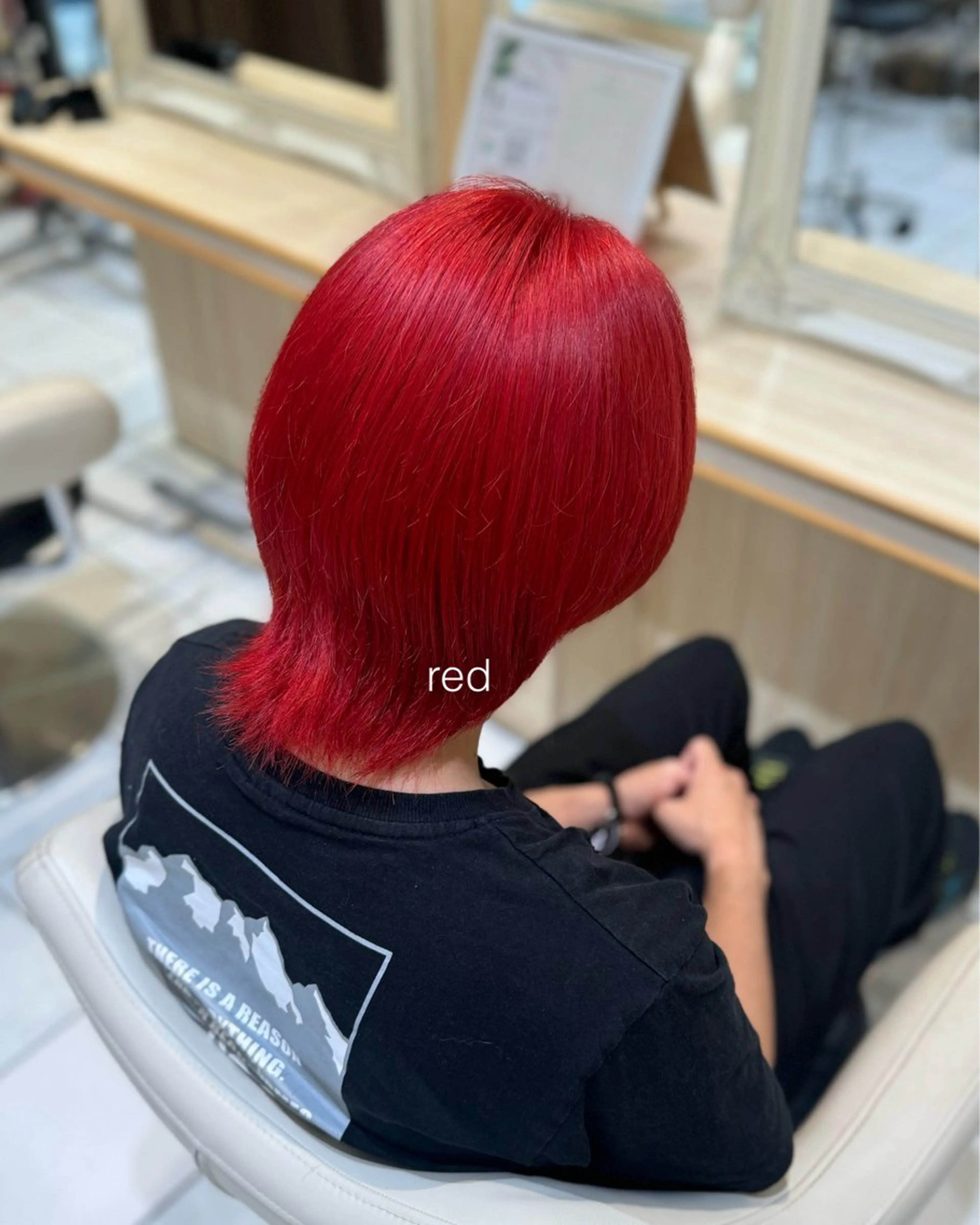 ミディアム Notoミルクティー グレージュカラーのヘアスタイル